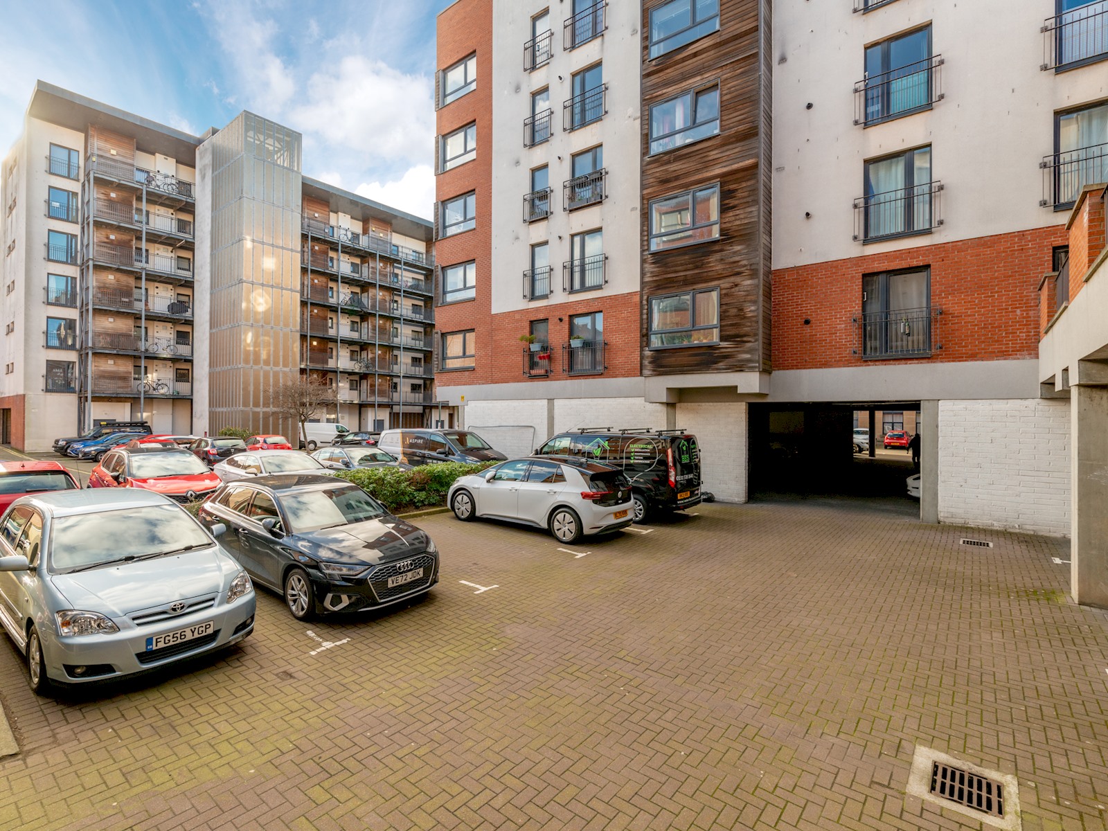 Modern 2-Bdr Flat in Edinburgh - Pass the Keys in 8 Salamander Court, Flat 32 EH6 7JN - Property image 10 - VivreStays