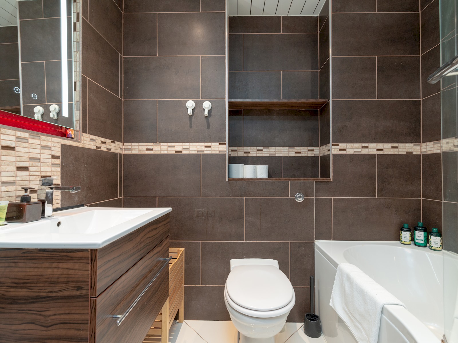 Modern 2-Bdr Flat in Edinburgh - Pass the Keys in 8 Salamander Court, Flat 32 EH6 7JN - Property image 16 - VivreStays