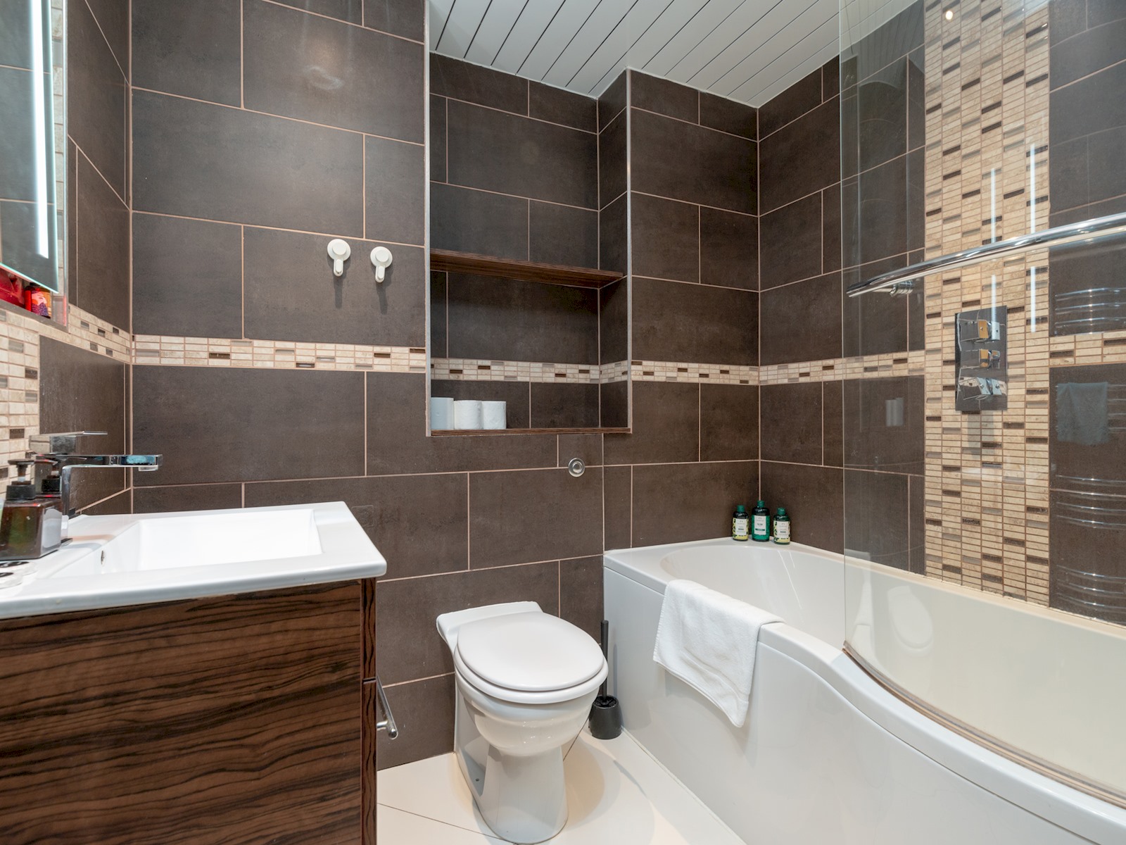 Modern 2-Bdr Flat in Edinburgh - Pass the Keys in 8 Salamander Court, Flat 32 EH6 7JN - Property image 15 - VivreStays
