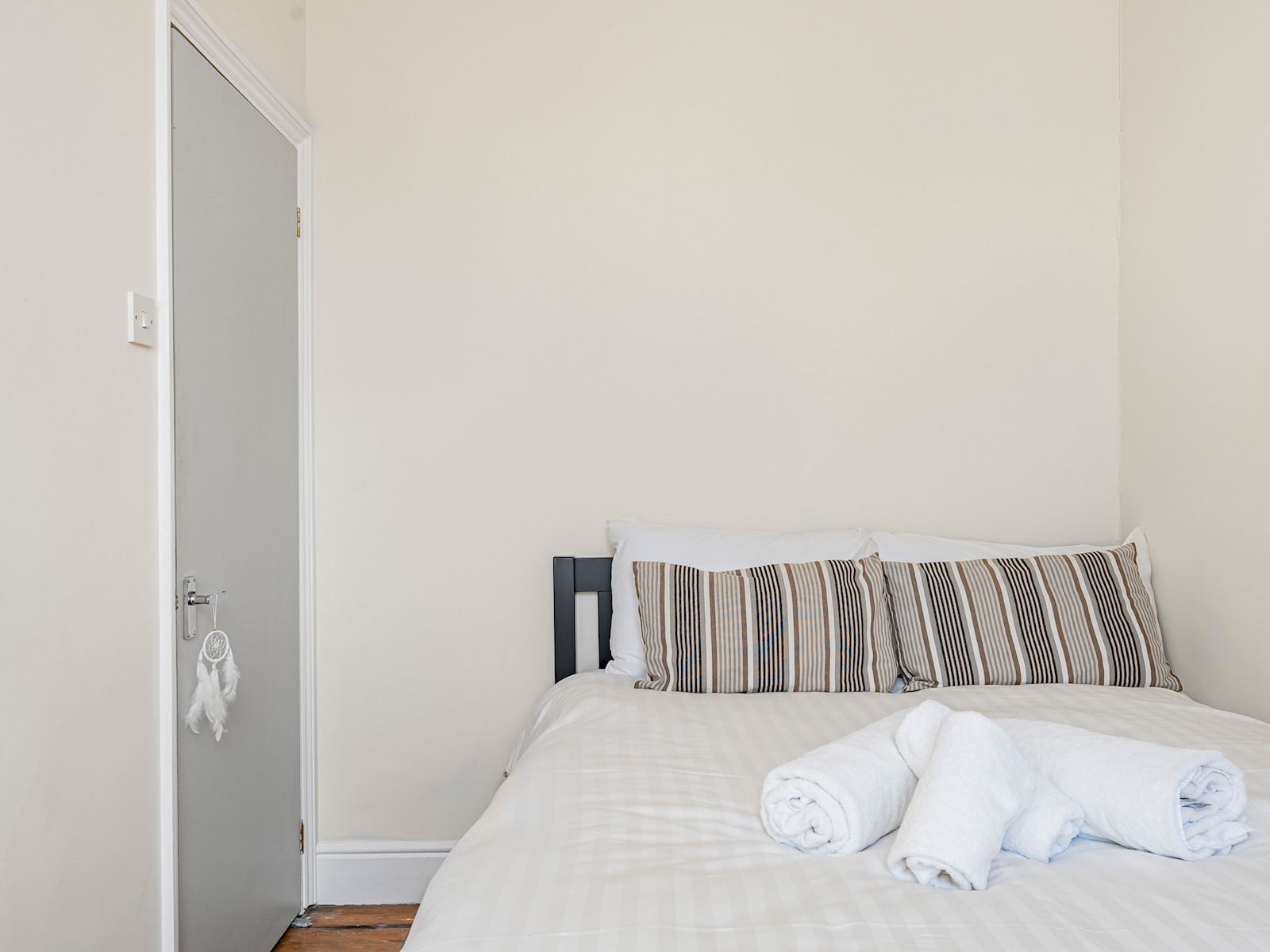 View The Loft - Beautiful flat in Chelsea, London - Pass the Keys in Top floor flat (The Loft), 45 Ongar Rd SW6 1SL The Loft - Beautiful flat in Chelsea, London - Pass the Keys in Top floor flat (The Loft), 45 Ongar Rd SW6 1SL - Property image 24 - VivreStays