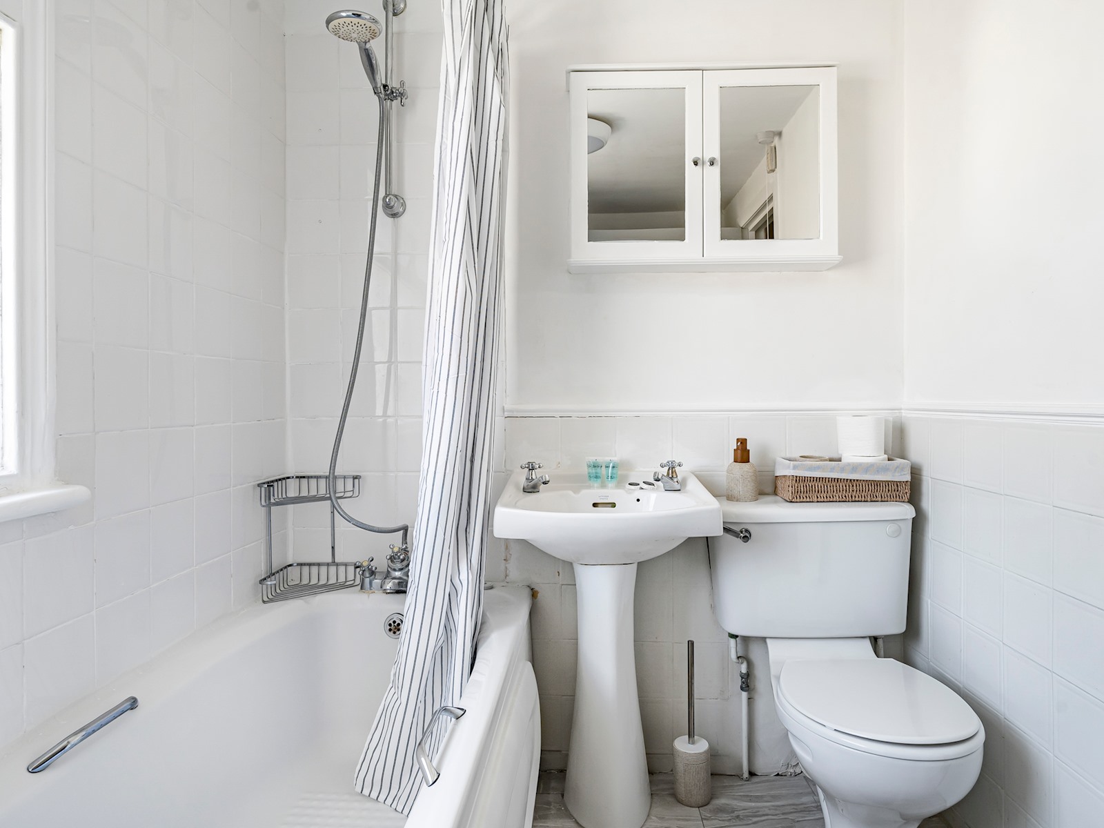 View The Loft - Beautiful flat in Chelsea, London - Pass the Keys in Top floor flat (The Loft), 45 Ongar Rd SW6 1SL The Loft - Beautiful flat in Chelsea, London - Pass the Keys in Top floor flat (The Loft), 45 Ongar Rd SW6 1SL - Property image 27 - VivreStays