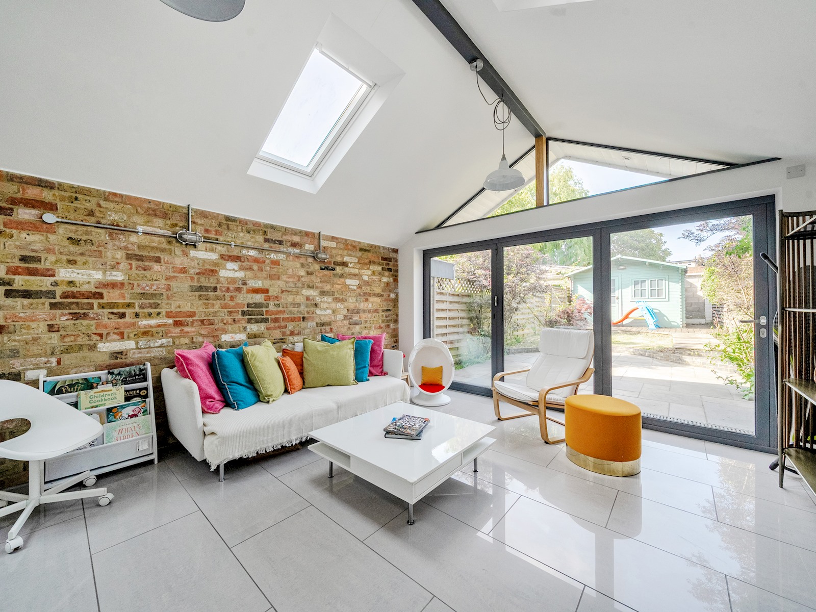 View Stunning 3BR Townhouse - Central Oxford | Pass the Keys in 6 Hertford Street OX4 3AJ Stunning 3BR Townhouse - Central Oxford | Pass the Keys in 6 Hertford Street OX4 3AJ - Property image 4 - VivreStays