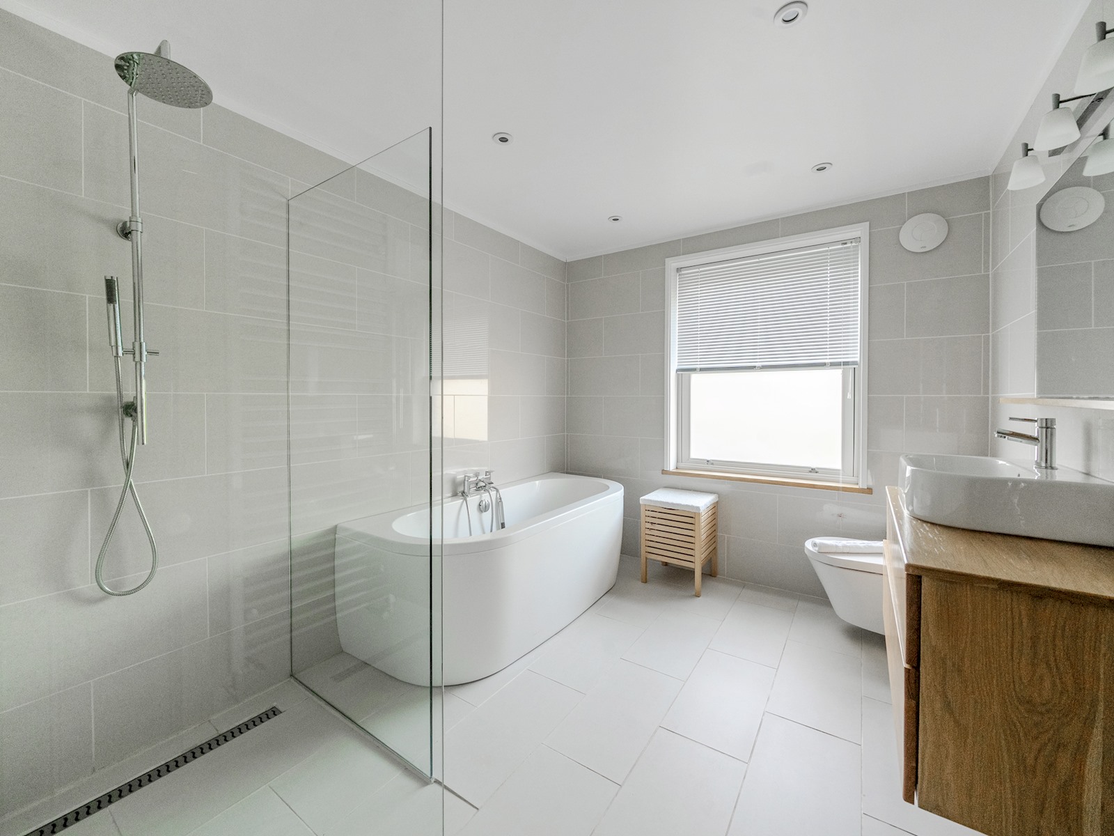 View Stunning 3BR Townhouse - Central Oxford | Pass the Keys in 6 Hertford Street OX4 3AJ Stunning 3BR Townhouse - Central Oxford | Pass the Keys in 6 Hertford Street OX4 3AJ - Property image 6 - VivreStays