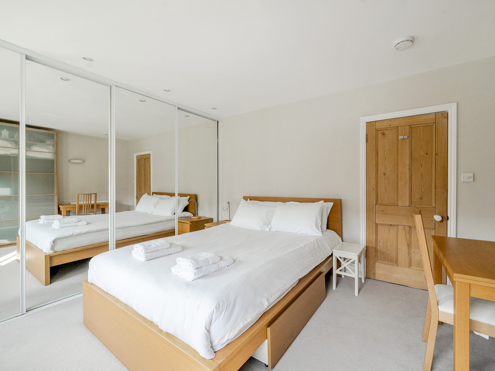View Stunning 3BR Townhouse - Central Oxford | Pass the Keys in 6 Hertford Street OX4 3AJ Stunning 3BR Townhouse - Central Oxford | Pass the Keys in 6 Hertford Street OX4 3AJ - Property image 9 - VivreStays