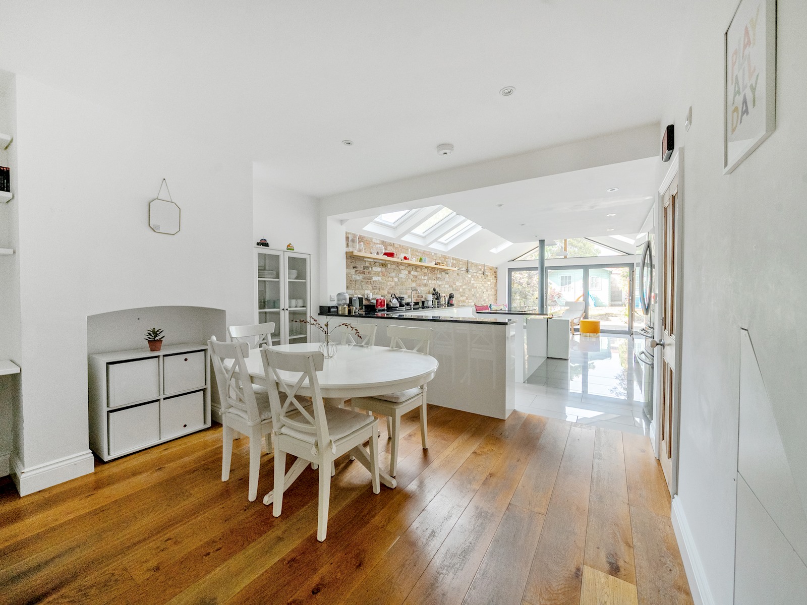 View Stunning 3BR Townhouse - Central Oxford | Pass the Keys in 6 Hertford Street OX4 3AJ Stunning 3BR Townhouse - Central Oxford | Pass the Keys in 6 Hertford Street OX4 3AJ - Property image 3 - VivreStays