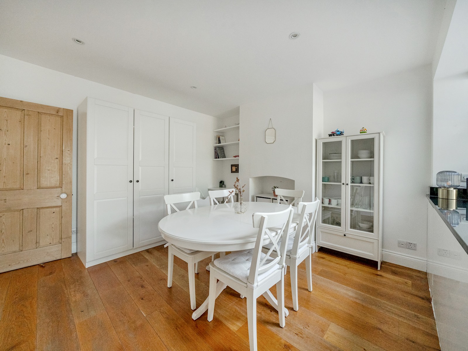 View Stunning 3BR Townhouse - Central Oxford | Pass the Keys in 6 Hertford Street OX4 3AJ Stunning 3BR Townhouse - Central Oxford | Pass the Keys in 6 Hertford Street OX4 3AJ - Property image 17 - VivreStays