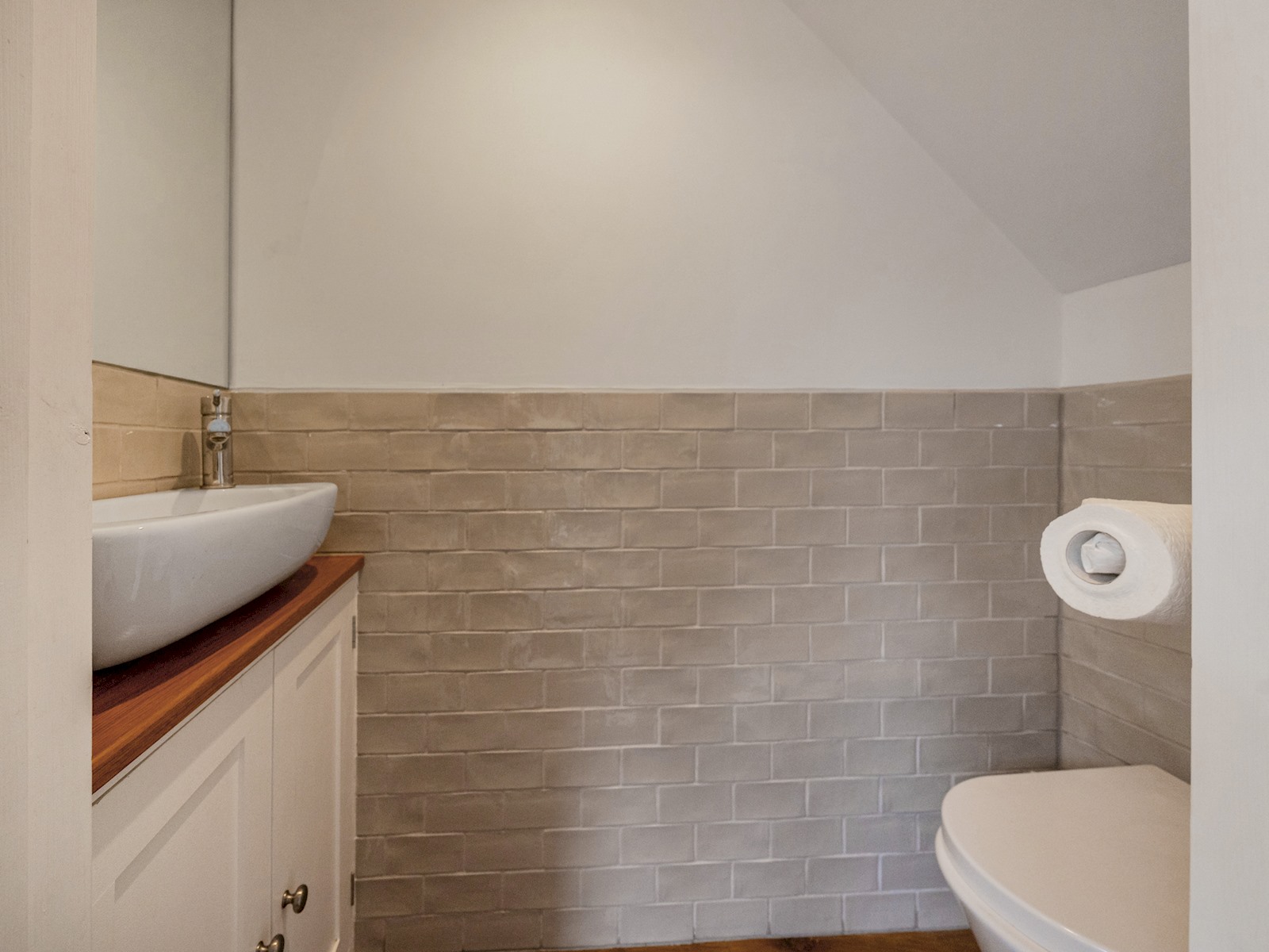 View Stunning 3BR Townhouse - Central Oxford | Pass the Keys in 6 Hertford Street OX4 3AJ Stunning 3BR Townhouse - Central Oxford | Pass the Keys in 6 Hertford Street OX4 3AJ - Property image 18 - VivreStays