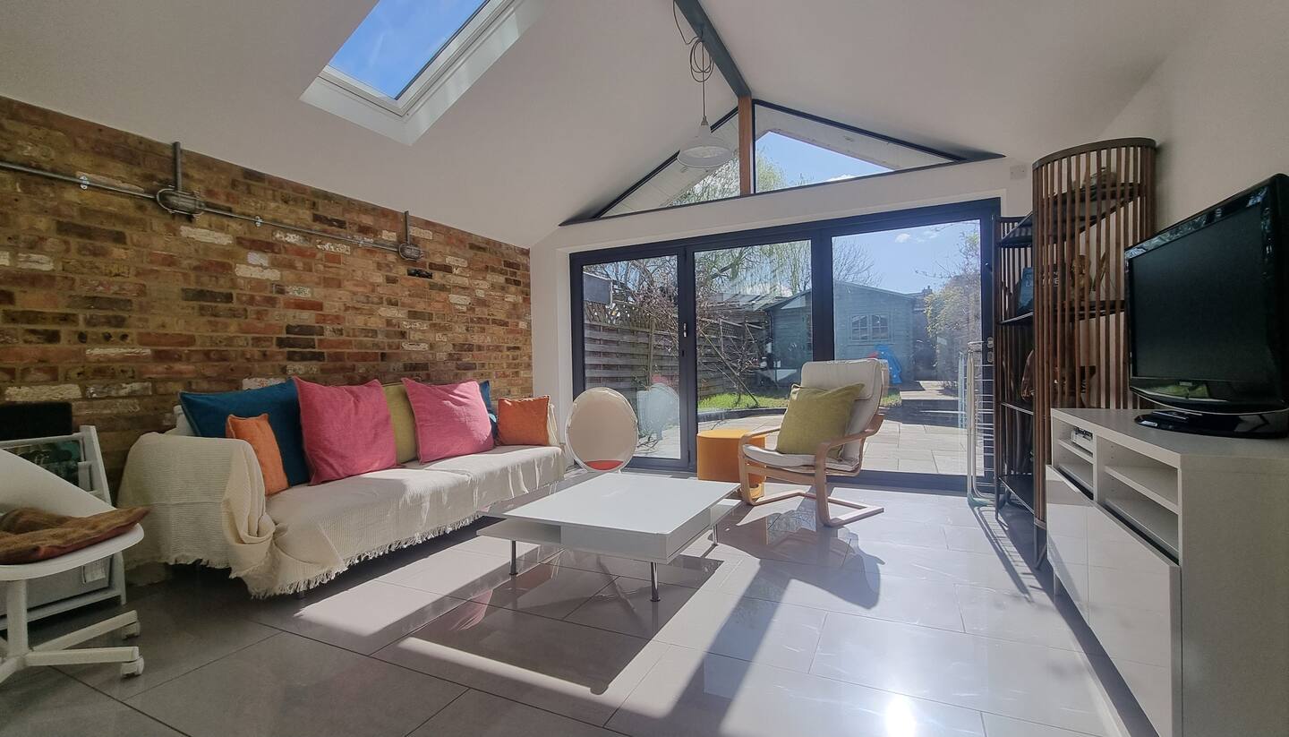 View Stunning 3BR Townhouse - Central Oxford | Pass the Keys in 6 Hertford Street OX4 3AJ Stunning 3BR Townhouse - Central Oxford | Pass the Keys in 6 Hertford Street OX4 3AJ - Property image 19 - VivreStays