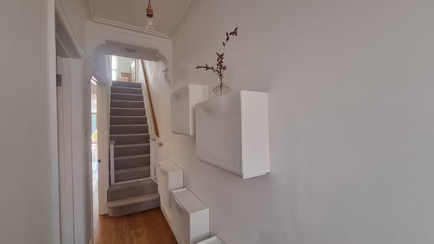 View Stunning 3BR Townhouse - Central Oxford | Pass the Keys in 6 Hertford Street OX4 3AJ Stunning 3BR Townhouse - Central Oxford | Pass the Keys in 6 Hertford Street OX4 3AJ - Property image 25 - VivreStays