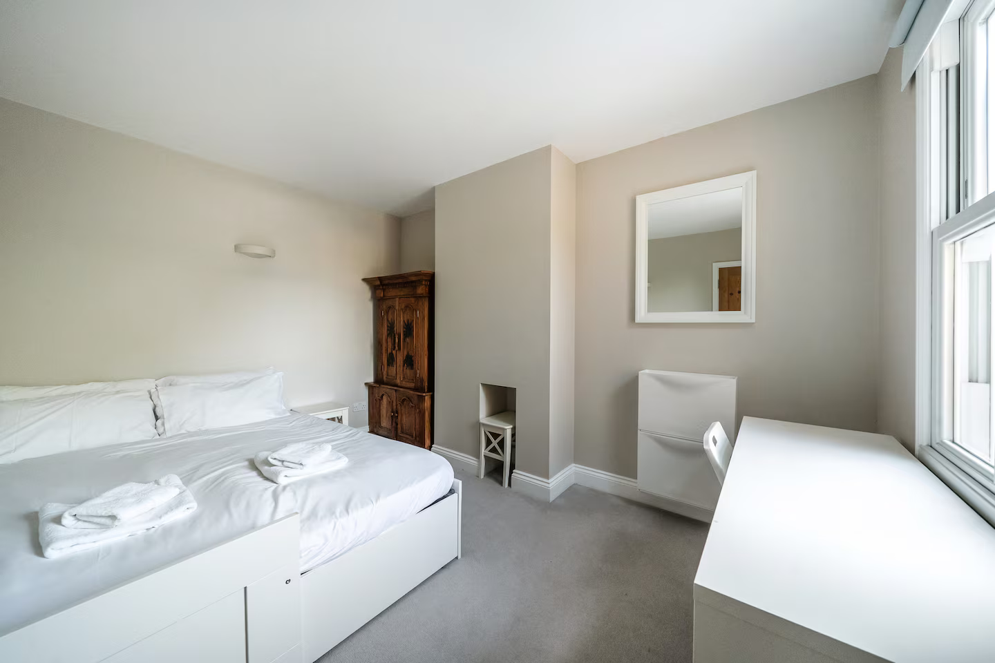 View Stunning 3BR Townhouse - Central Oxford | Pass the Keys in 6 Hertford Street OX4 3AJ Stunning 3BR Townhouse - Central Oxford | Pass the Keys in 6 Hertford Street OX4 3AJ - Property image 13 - VivreStays