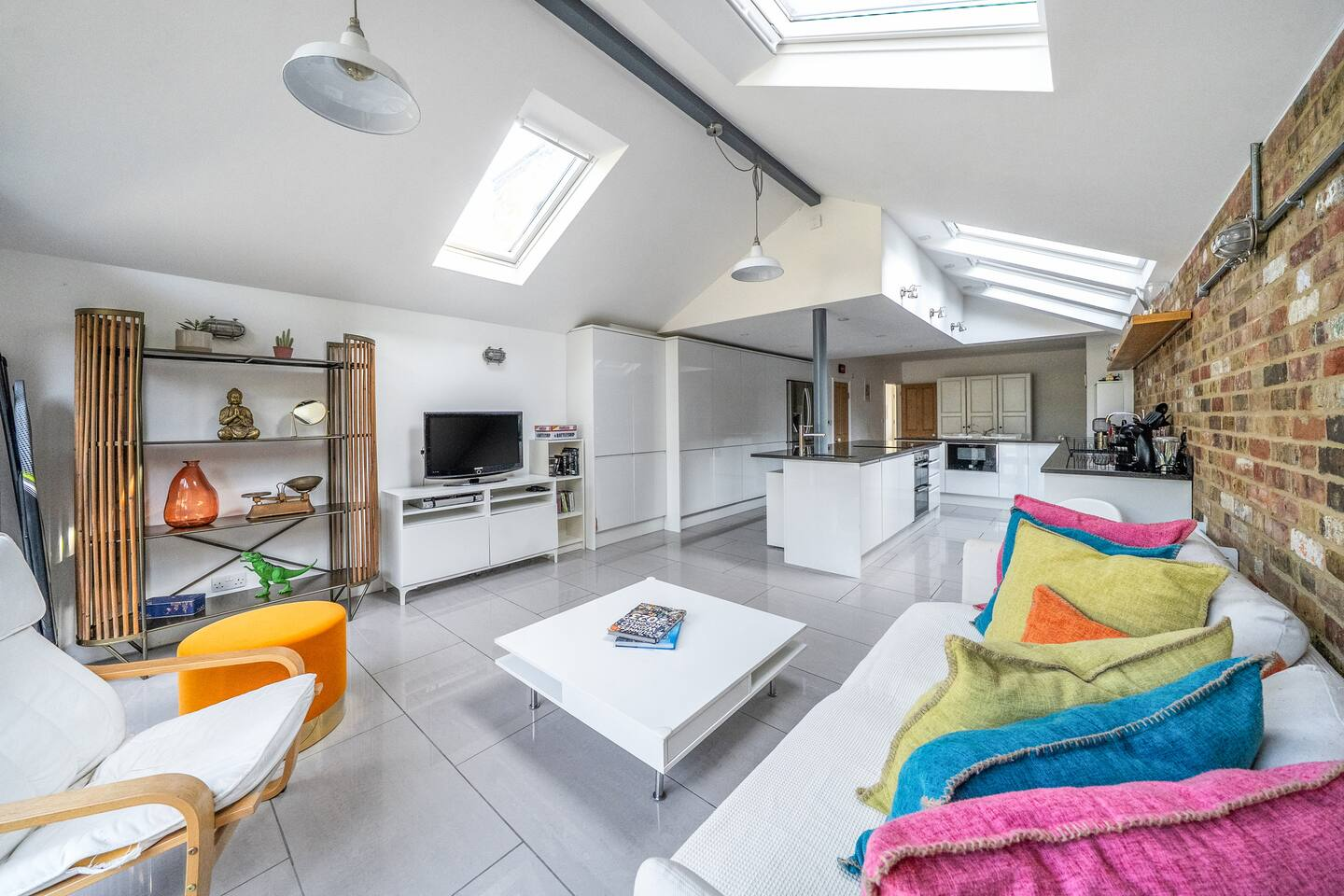View Stunning 3BR Townhouse - Central Oxford | Pass the Keys in 6 Hertford Street OX4 3AJ Stunning 3BR Townhouse - Central Oxford | Pass the Keys in 6 Hertford Street OX4 3AJ - Property image 2 - VivreStays