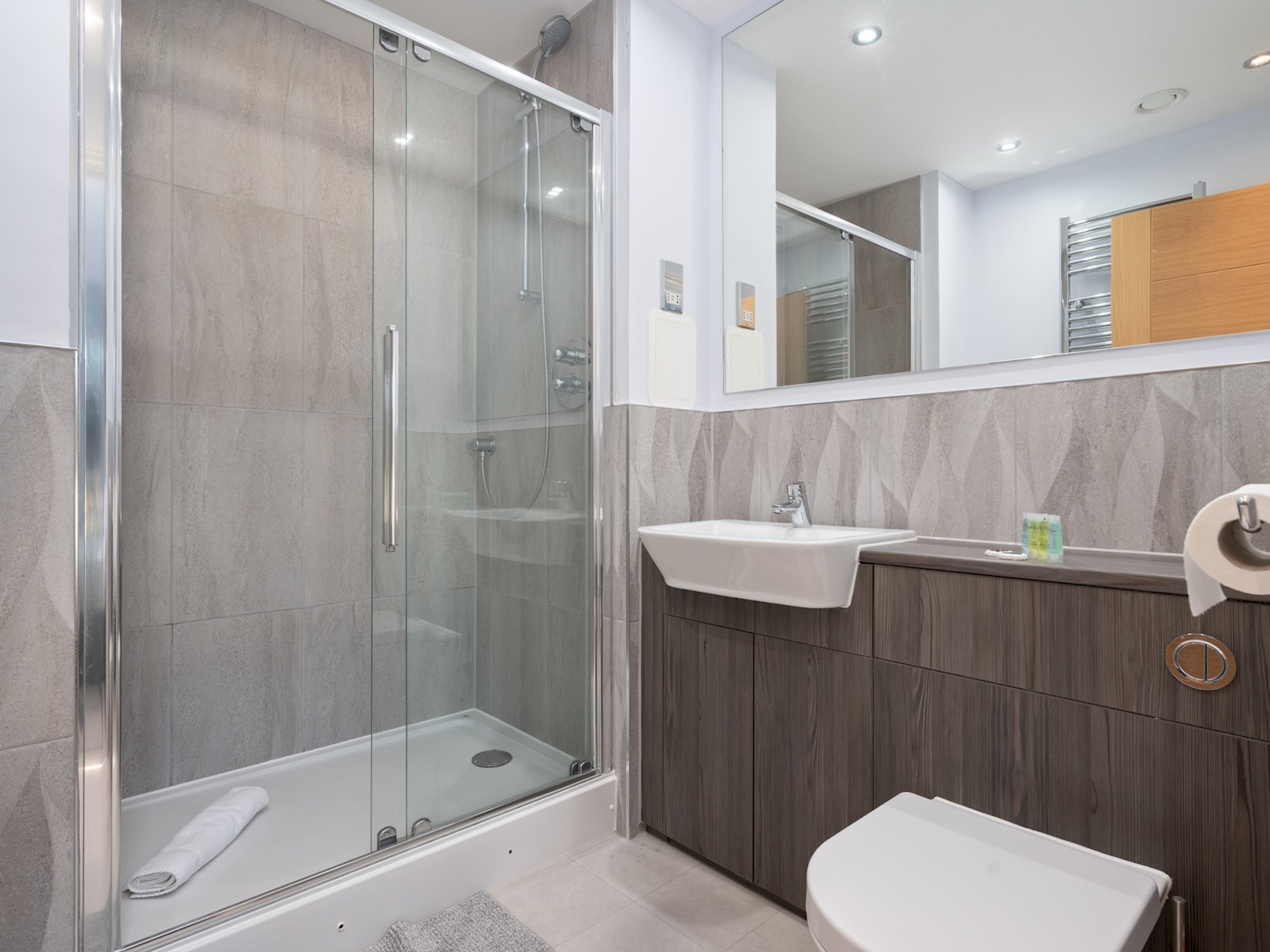 Modern 2bed Apartment Edinburgh - Pass the Keys in 6 Flat 11 Hatters Lane EH7 4GX - Property image 3 - VivreStays