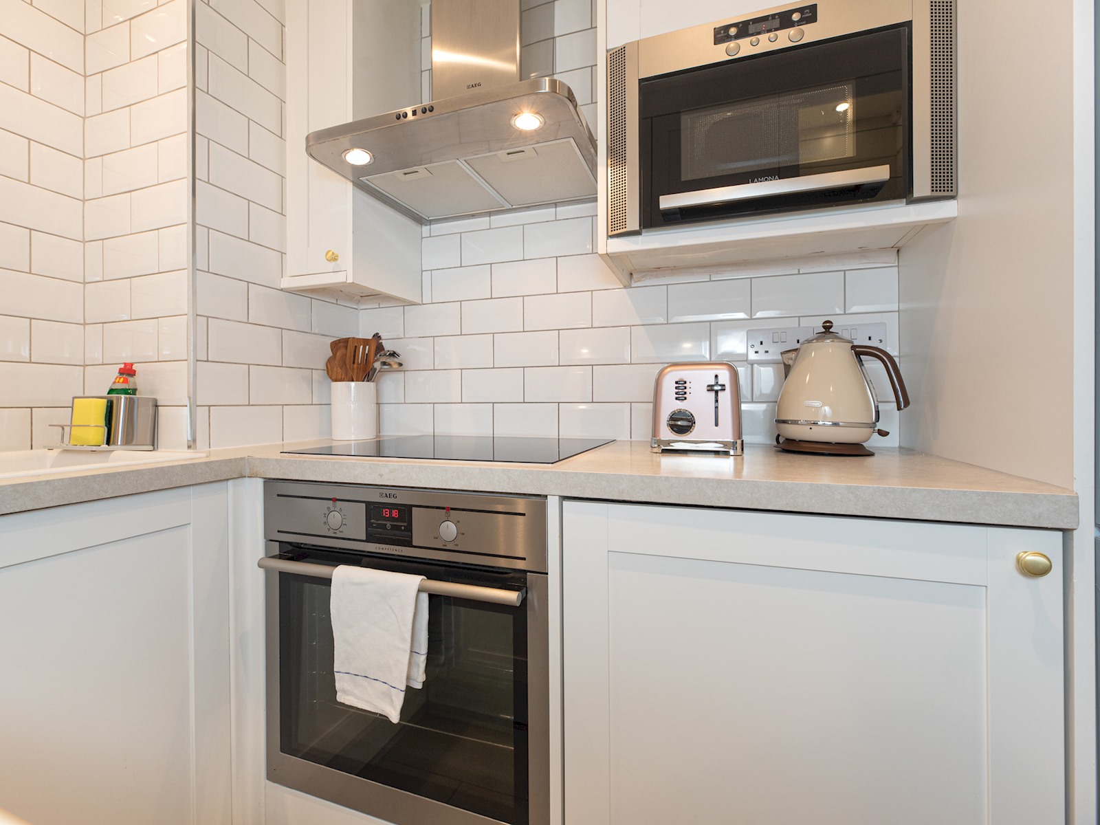 Bright and Spacious Studio, Knightsbridge, London - Pass the Keys in 34 Rutland Gate SW7 1PD - Property image 8 - VivreStays