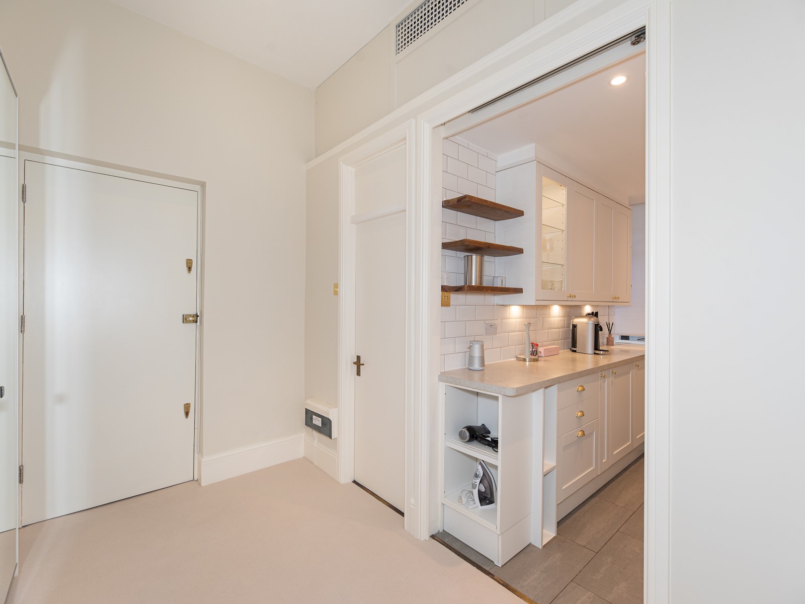 Bright and Spacious Studio, Knightsbridge, London - Pass the Keys in 34 Rutland Gate SW7 1PD - Property image 12 - VivreStays