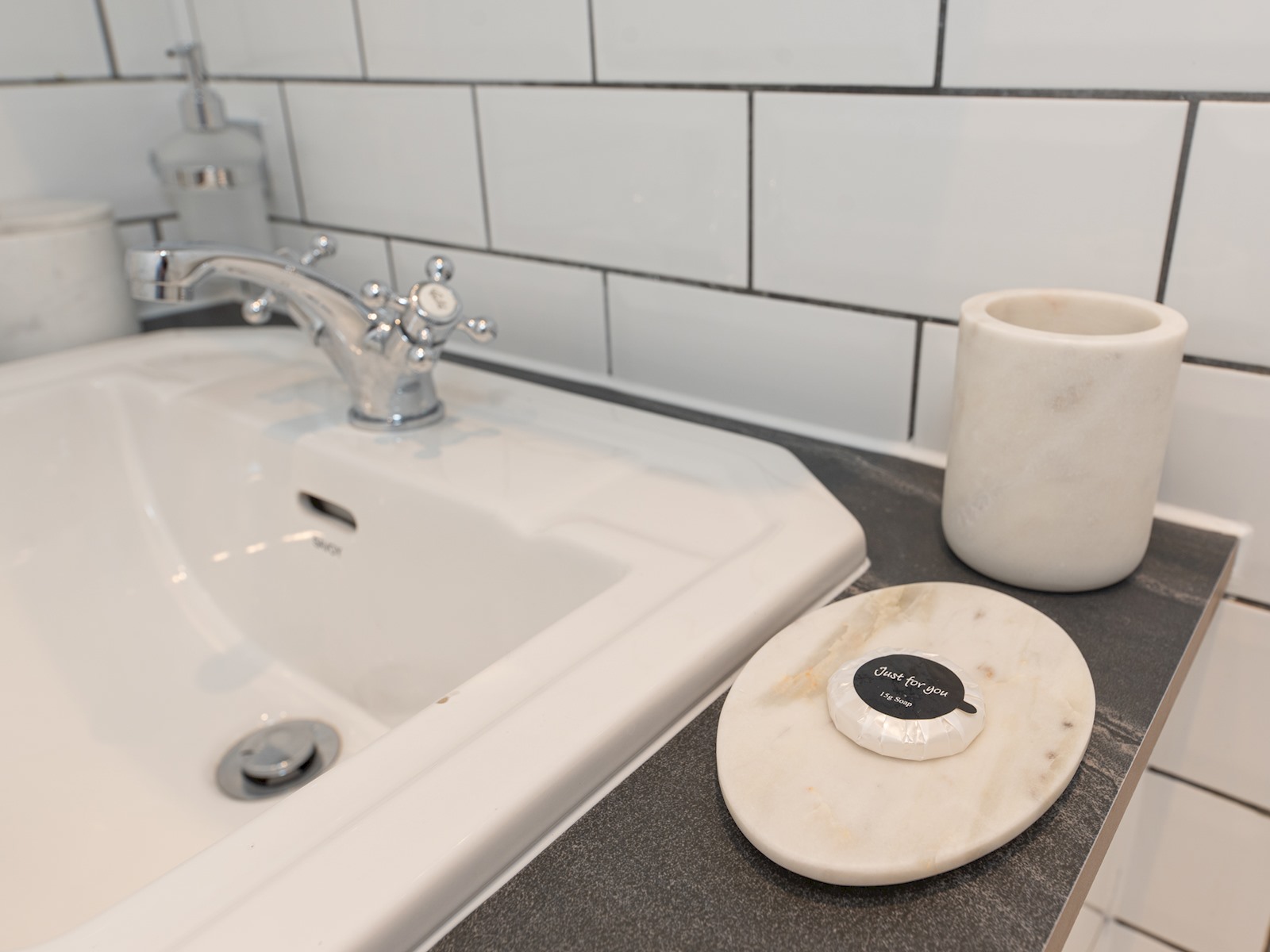 Bright and Spacious Studio, Knightsbridge, London - Pass the Keys in 34 Rutland Gate SW7 1PD - Property image 17 - VivreStays
