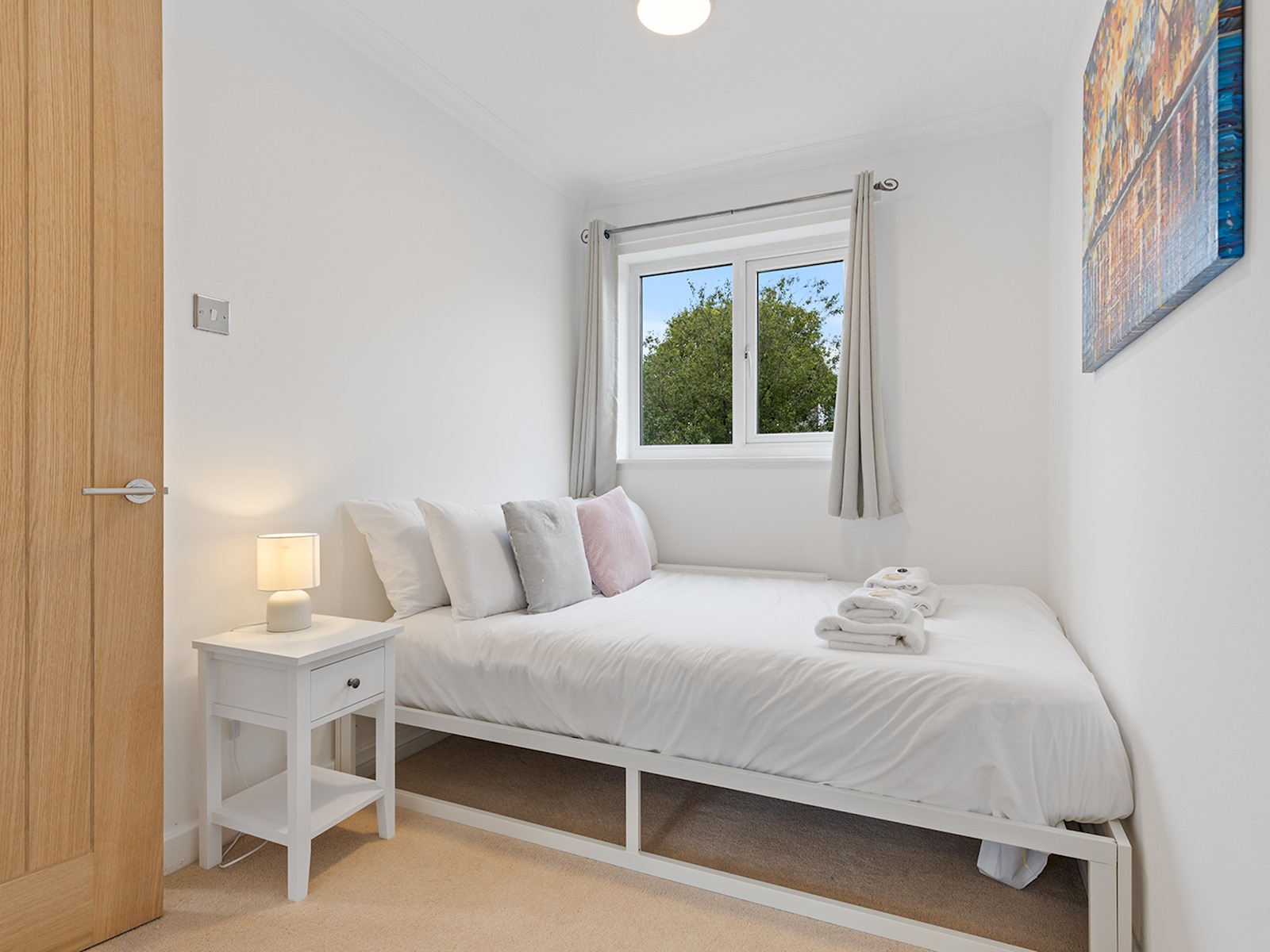 View Beautiful Renovated Central Home in York with Free Parking | Pass The Keys in 20 Scaife Gardens YO31 8HX Beautiful Renovated Central Home in York with Free Parking | Pass The Keys in 20 Scaife Gardens YO31 8HX - Property image 4 - VivreStays