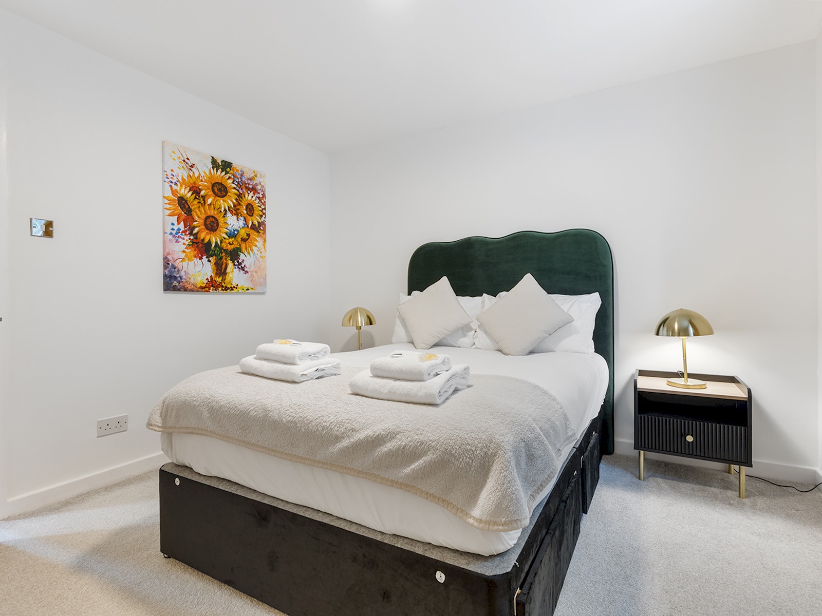 View Beautiful Renovated Central Home in York with Free Parking | Pass The Keys in 20 Scaife Gardens YO31 8HX Beautiful Renovated Central Home in York with Free Parking | Pass The Keys in 20 Scaife Gardens YO31 8HX - Property image 2 - VivreStays