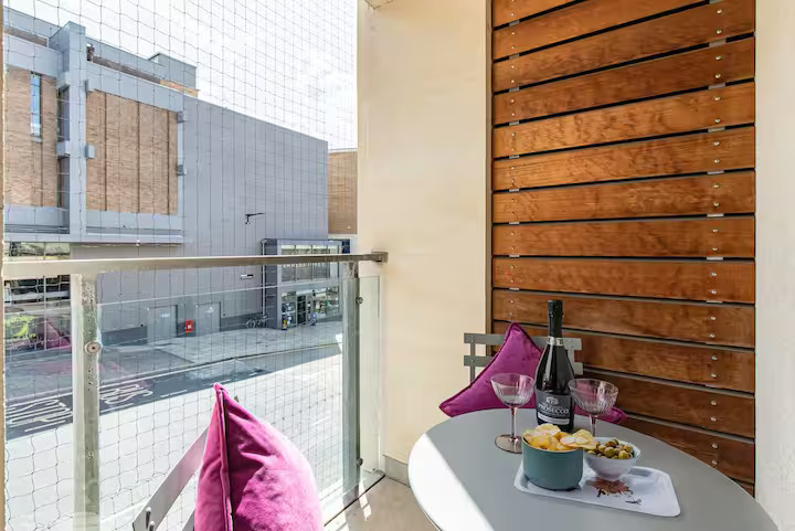 Pass the Keys | Oxford Castle - City Centre Apartment + Balcony in 18 Oxford Castle OX1 1AY - Property image 3 - VivreStays