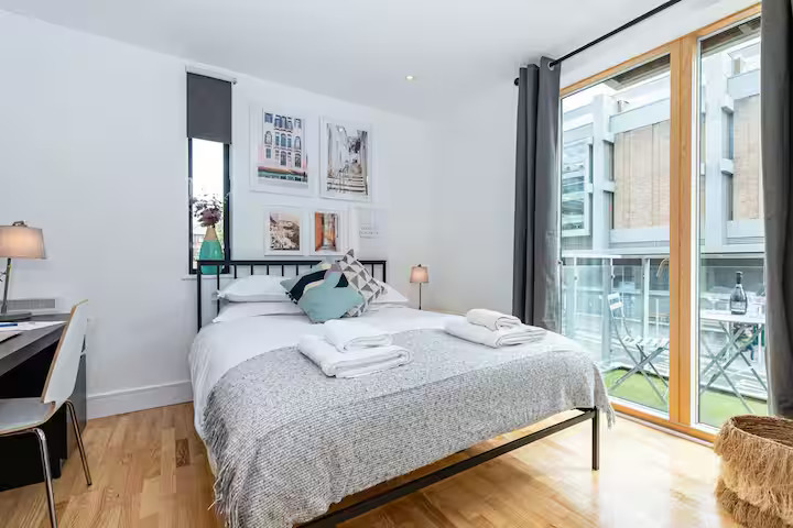 Pass the Keys | Oxford Castle - City Centre Apartment + Balcony in 18 Oxford Castle OX1 1AY - Property image 2 - VivreStays