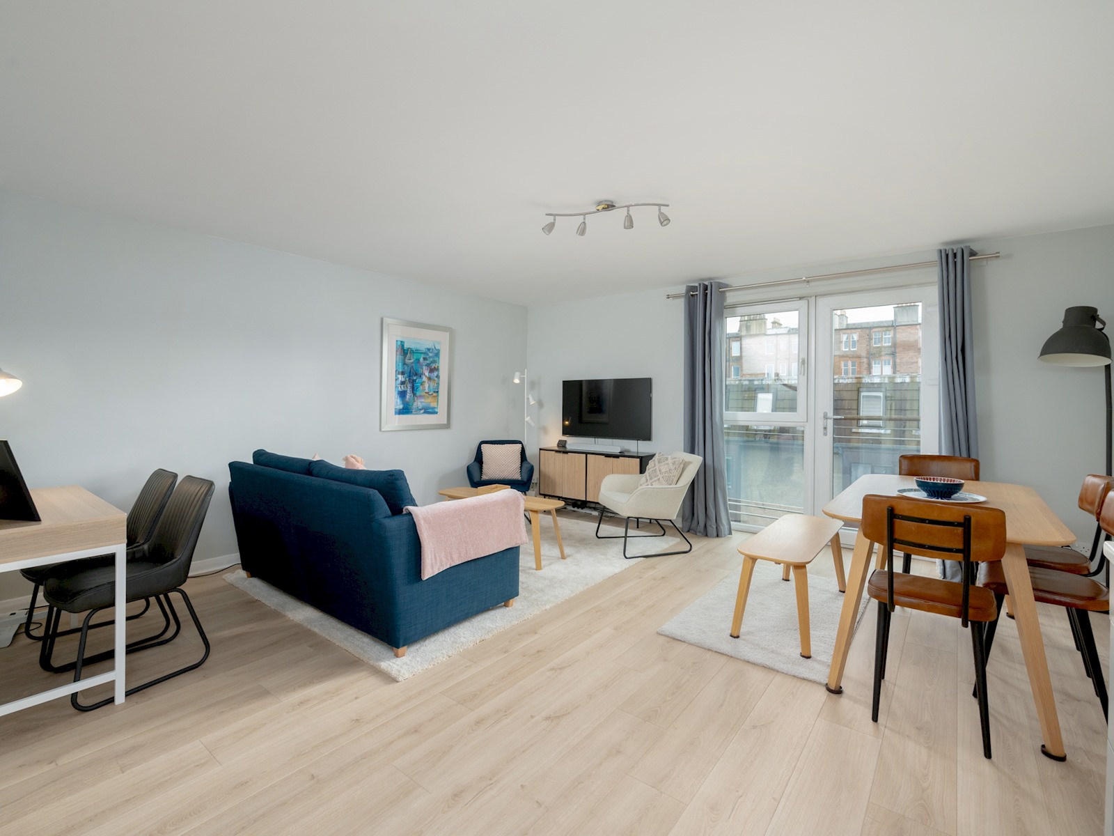 Pass the Keys | Spacious, Bright & Modern Edinburgh City Flat in Flat 7, 22 Lochrin Place EH3 9QS - Property image 8 - VivreStays