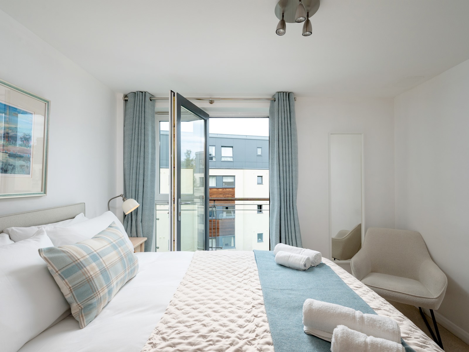 Pass the Keys | Spacious, Bright & Modern Edinburgh City Flat in Flat 7, 22 Lochrin Place EH3 9QS - Property image 18 - VivreStays