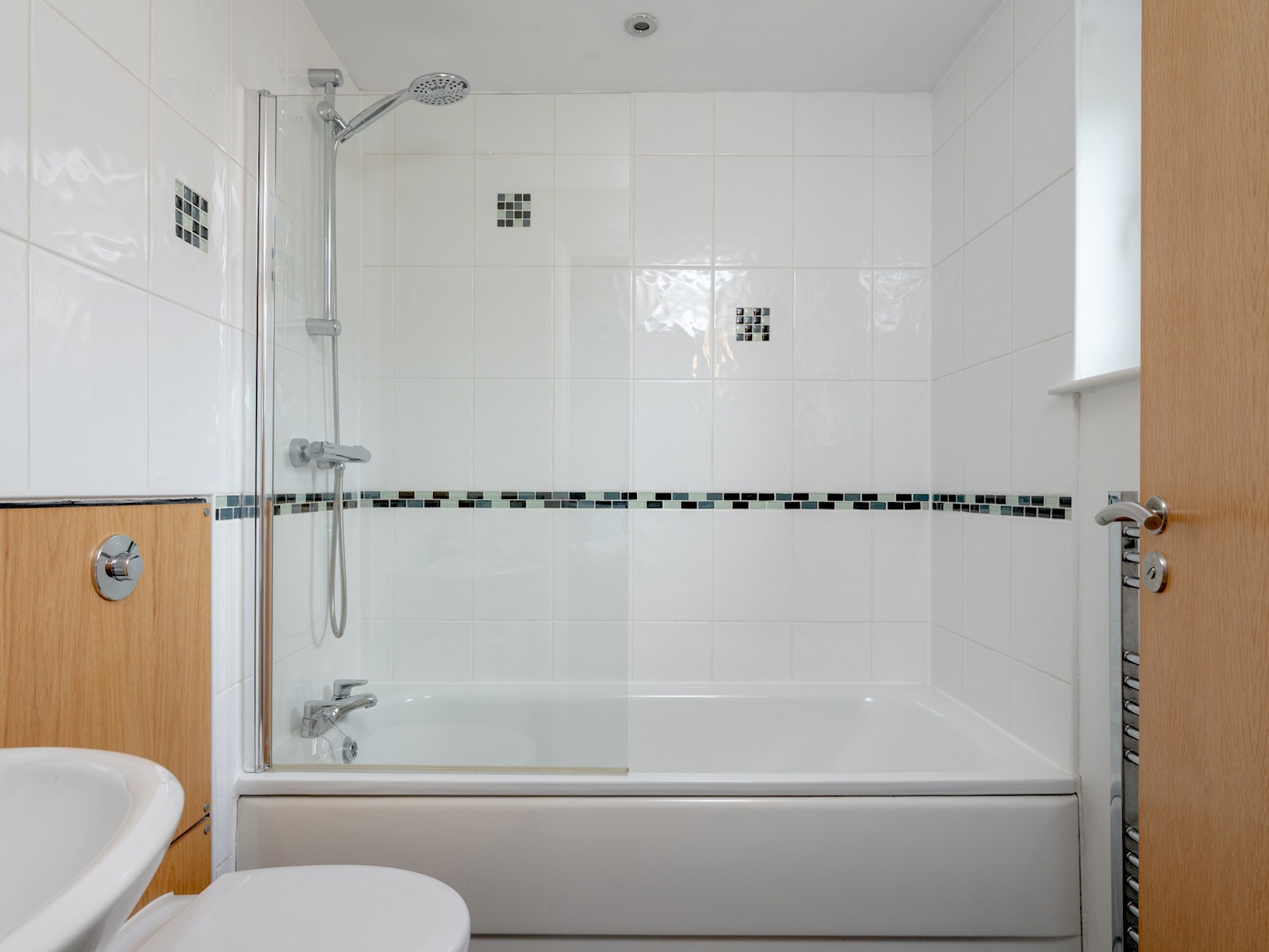 Pass the Keys | Spacious, Bright & Modern Edinburgh City Flat in Flat 7, 22 Lochrin Place EH3 9QS - Property image 28 - VivreStays