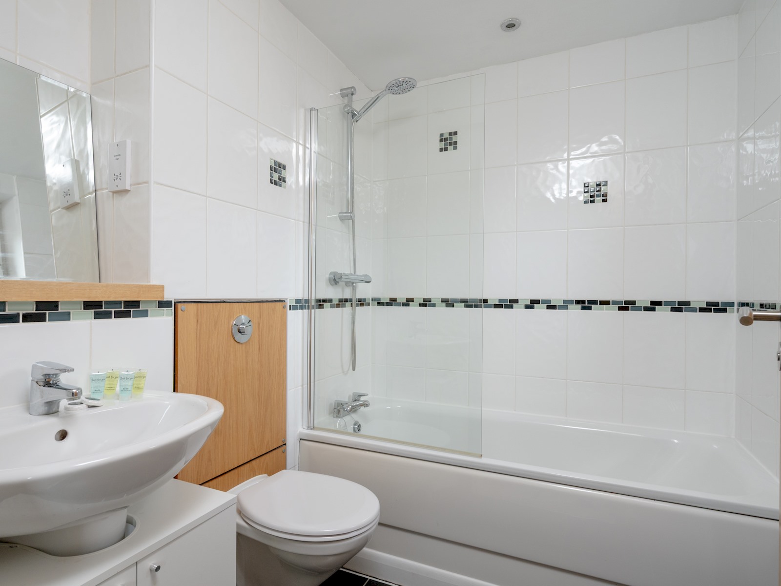 Pass the Keys | Spacious, Bright & Modern Edinburgh City Flat in Flat 7, 22 Lochrin Place EH3 9QS - Property image 26 - VivreStays