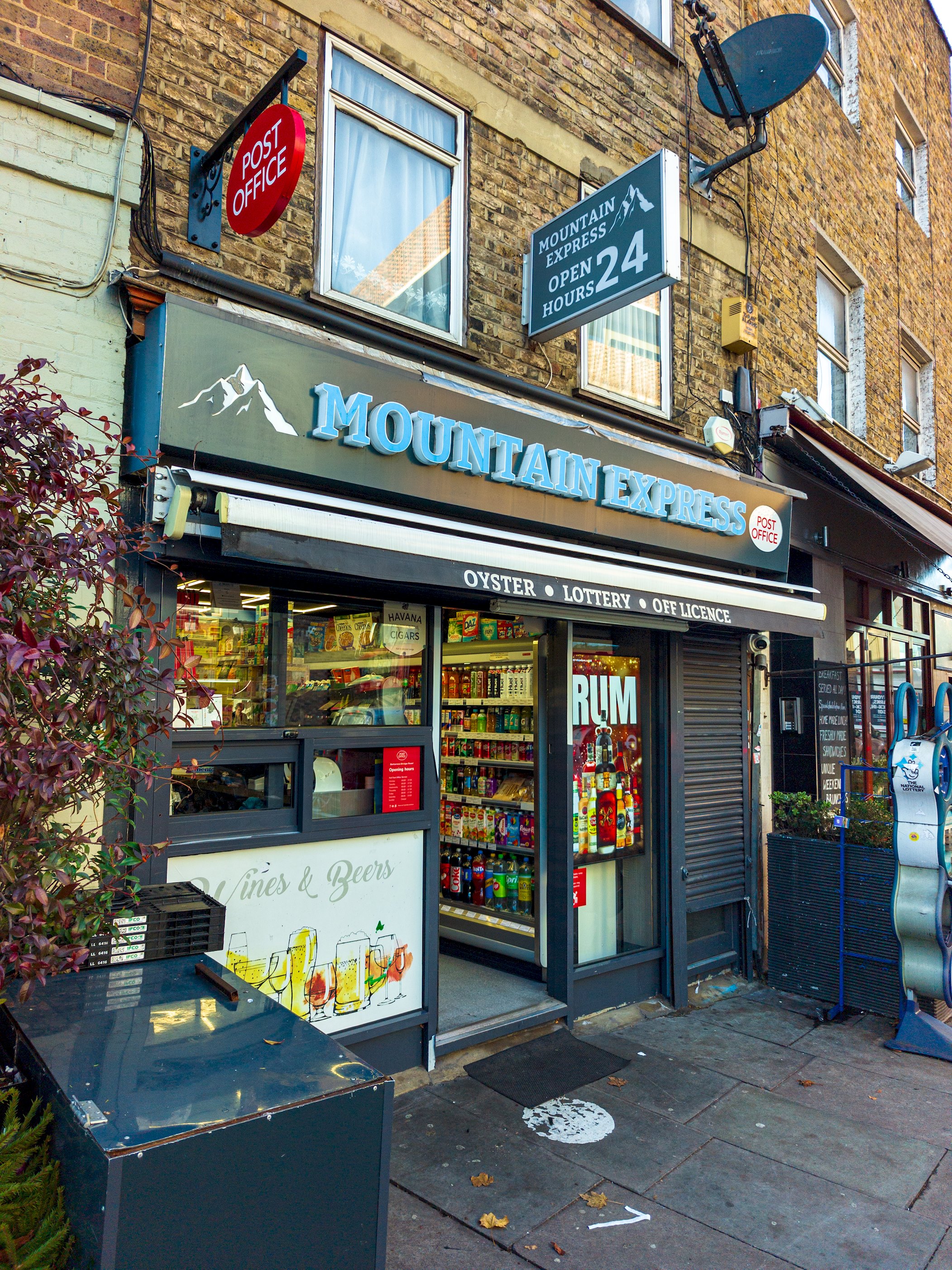 View Homely flat by the river in Battersea, SW London - Pass the Keys in 9 Musgrave Court, 110 Battersea Bridge Rd, SW11 3AN Homely flat by the river in Battersea, SW London - Pass the Keys in 9 Musgrave Court, 110 Battersea Bridge Rd, SW11 3AN - Property image 56 - VivreStays