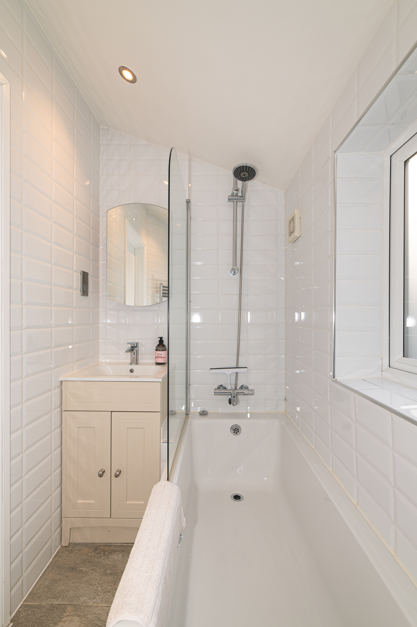 View Central 1Bed flat in Bermondsey, London - Pass the Keys in 47B Reverdy Road SE1 5QD Central 1Bed flat in Bermondsey, London - Pass the Keys in 47B Reverdy Road SE1 5QD - Property image 30 - VivreStays