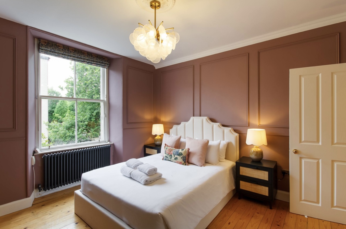 Cosy & Stylish Edinburgh City Flat - Pass the Keys in 69/5 Albert St EH7 5LR - Property image 2 - VivreStays