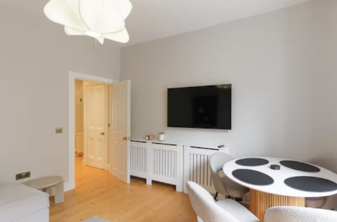 Cosy & Stylish Edinburgh City Flat - Pass the Keys in 69/5 Albert St EH7 5LR - Property image 4 - VivreStays