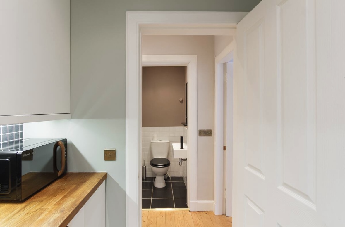 Cosy & Stylish Edinburgh City Flat - Pass the Keys in 69/5 Albert St EH7 5LR - Property image 15 - VivreStays