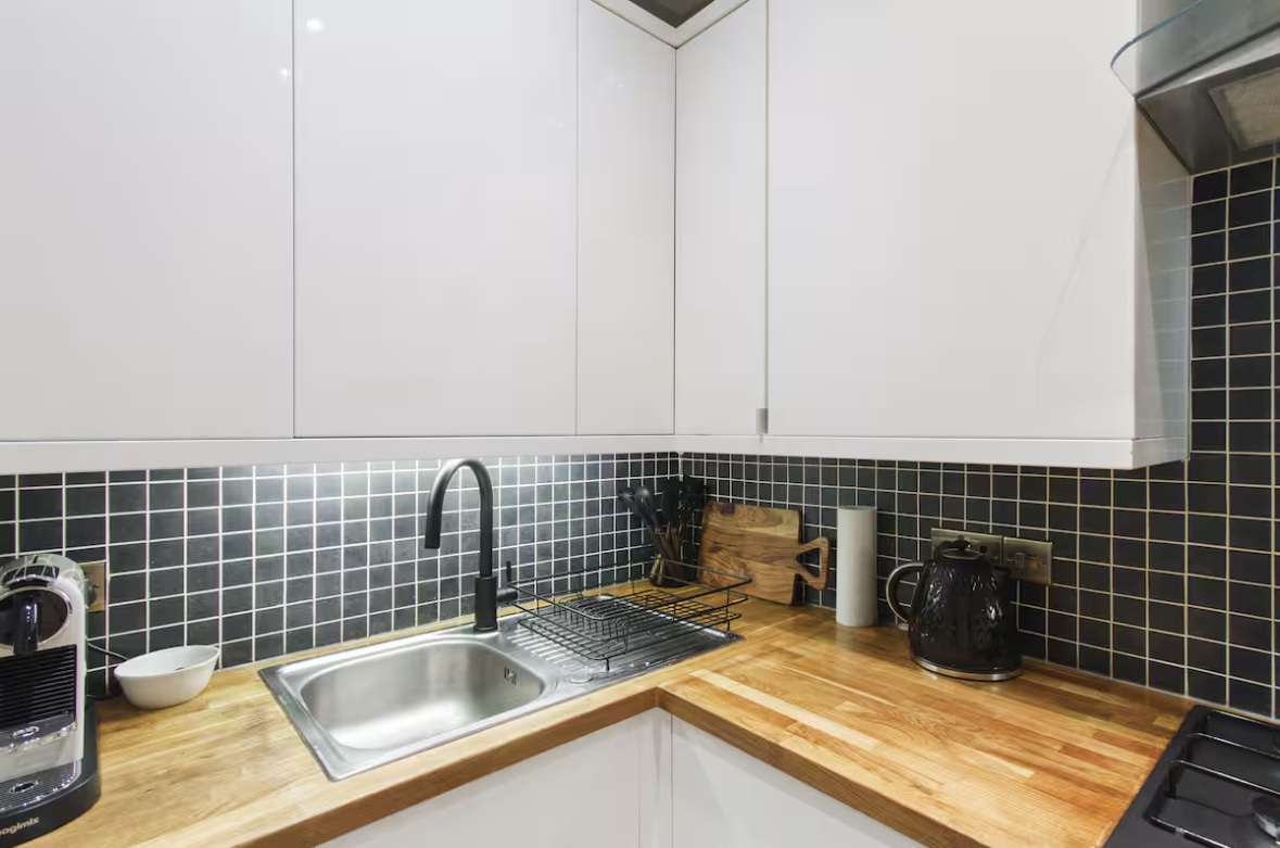 Cosy & Stylish Edinburgh City Flat - Pass the Keys in 69/5 Albert St EH7 5LR - Property image 16 - VivreStays