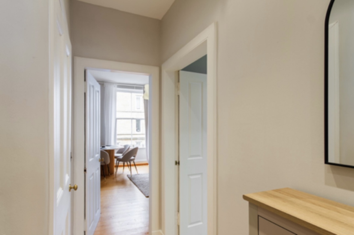 Cosy & Stylish Edinburgh City Flat - Pass the Keys in 69/5 Albert St EH7 5LR - Property image 21 - VivreStays