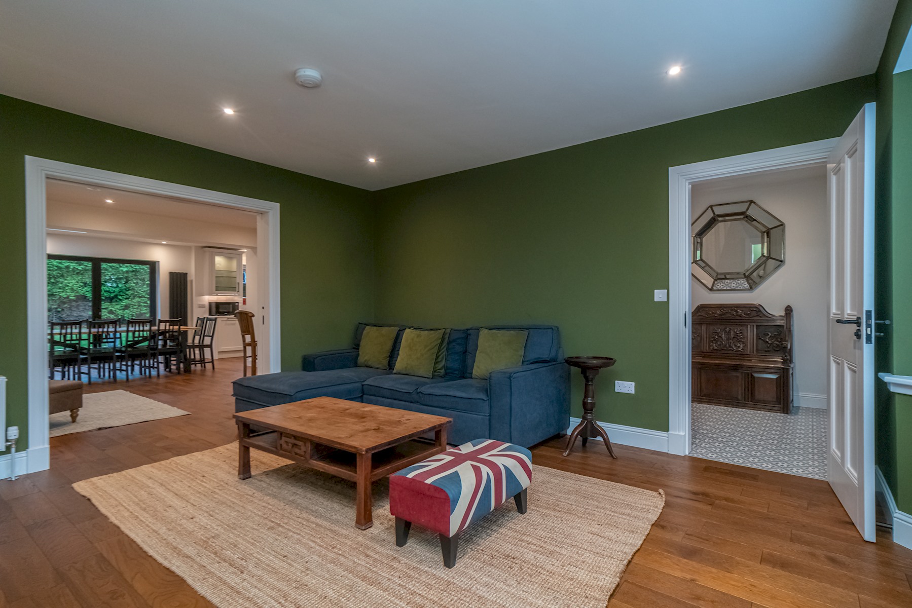 Spacious 5-Bed Home with Garden & Parking - Pass the Keys serviced apartment - UK - VivreStays