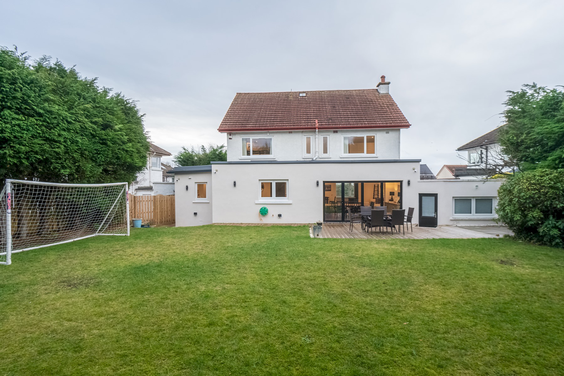 Spacious 5-Bed Home with Garden & Parking - Pass the Keys in 41 Cammo Grove EH4 8HD - Property image 3 - VivreStays