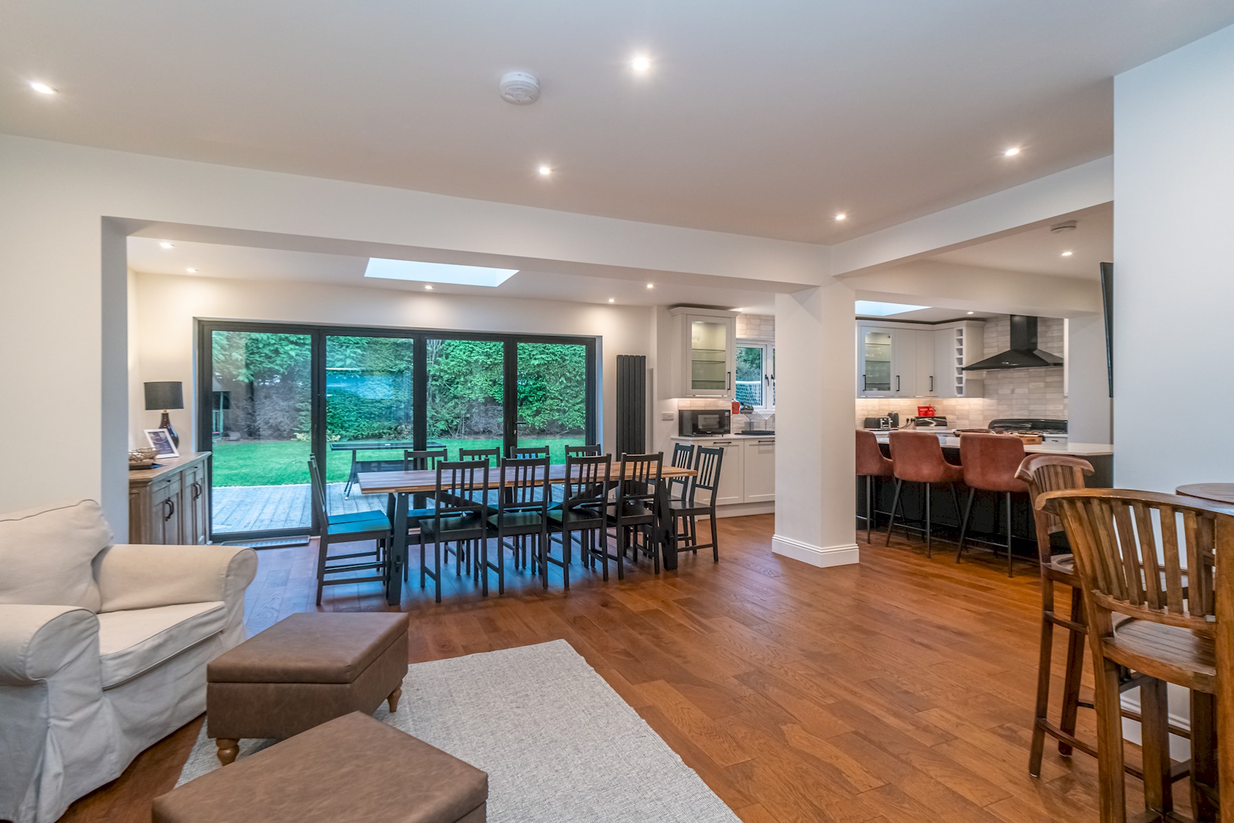 Spacious 5-Bed Home with Garden & Parking - Pass the Keys in 41 Cammo Grove EH4 8HD - Property image 4 - VivreStays