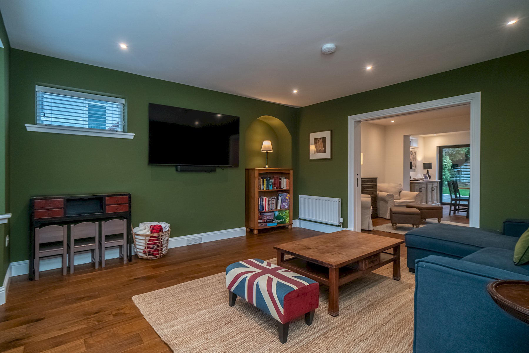 Spacious 5-Bed Home with Garden & Parking - Pass the Keys in 41 Cammo Grove EH4 8HD - Property image 5 - VivreStays