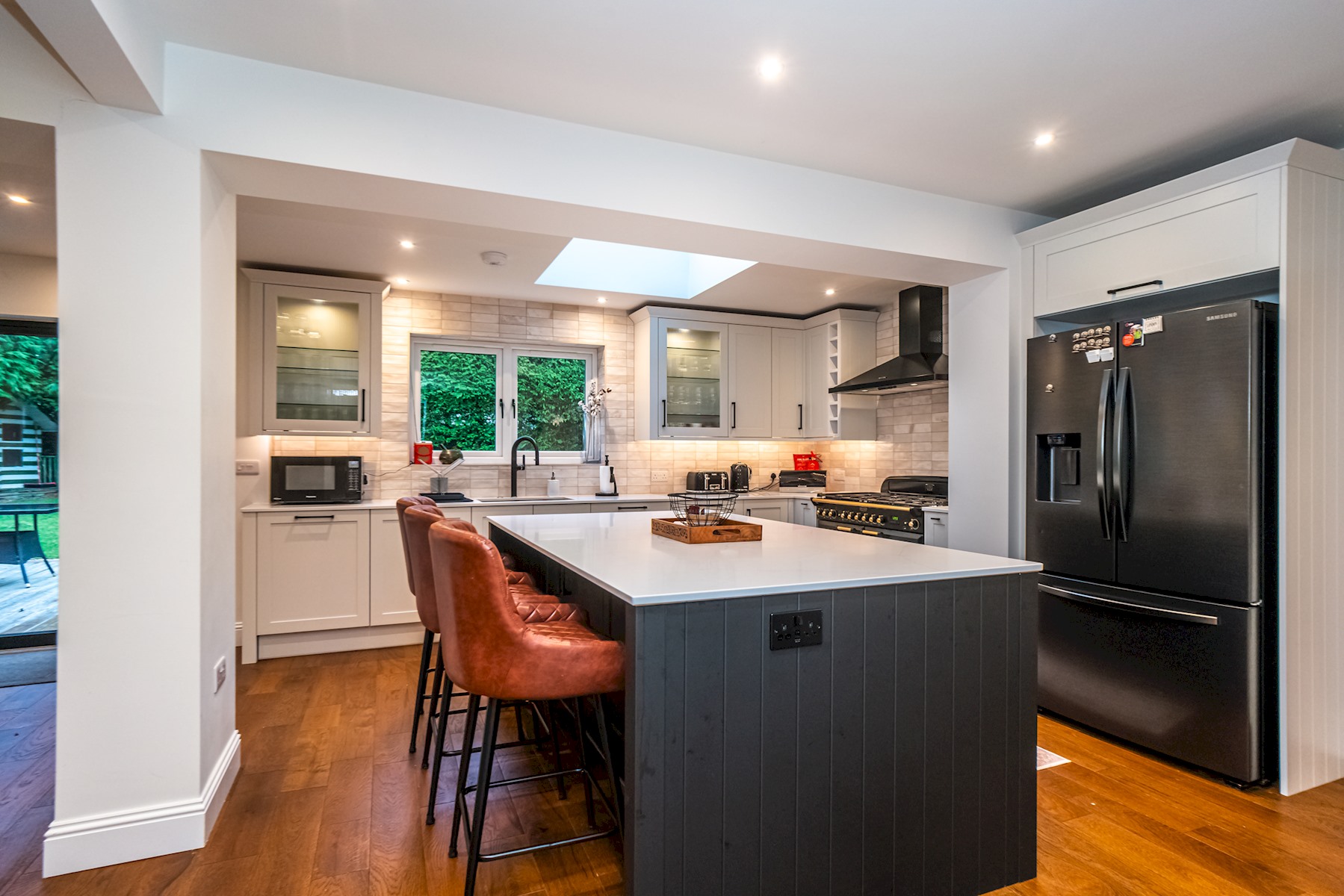 Spacious 5-Bed Home with Garden & Parking - Pass the Keys in 41 Cammo Grove EH4 8HD - Property image 2 - VivreStays