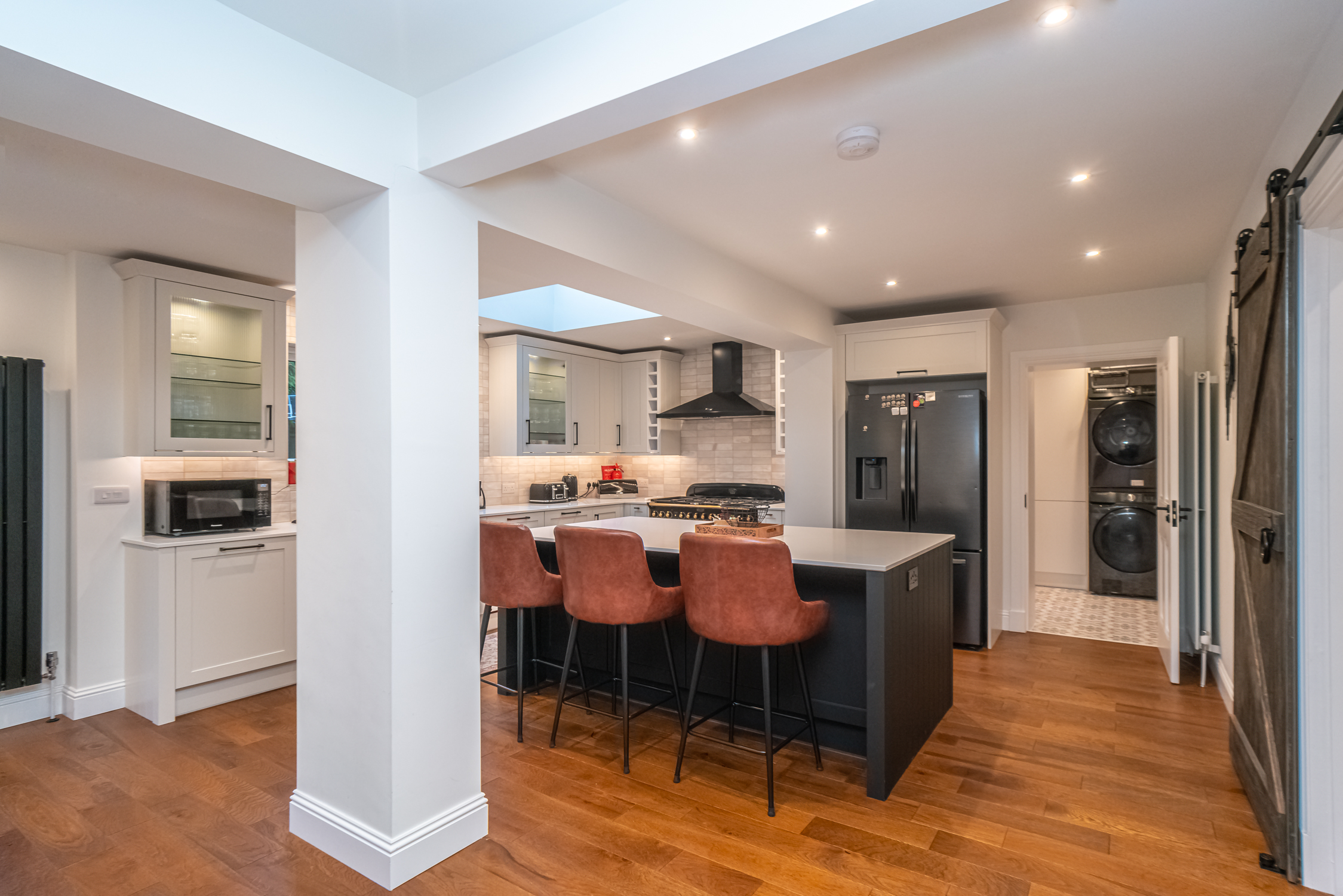 Spacious 5-Bed Home with Garden & Parking - Pass the Keys in 41 Cammo Grove EH4 8HD - Property image 6 - VivreStays
