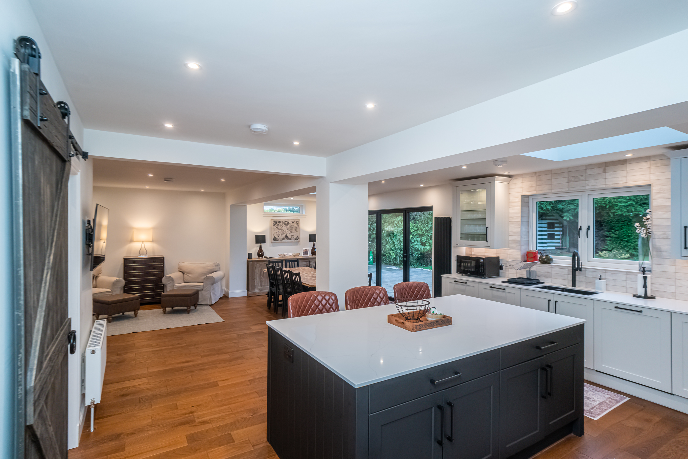 Spacious 5-Bed Home with Garden & Parking - Pass the Keys in 41 Cammo Grove EH4 8HD - Property image 8 - VivreStays