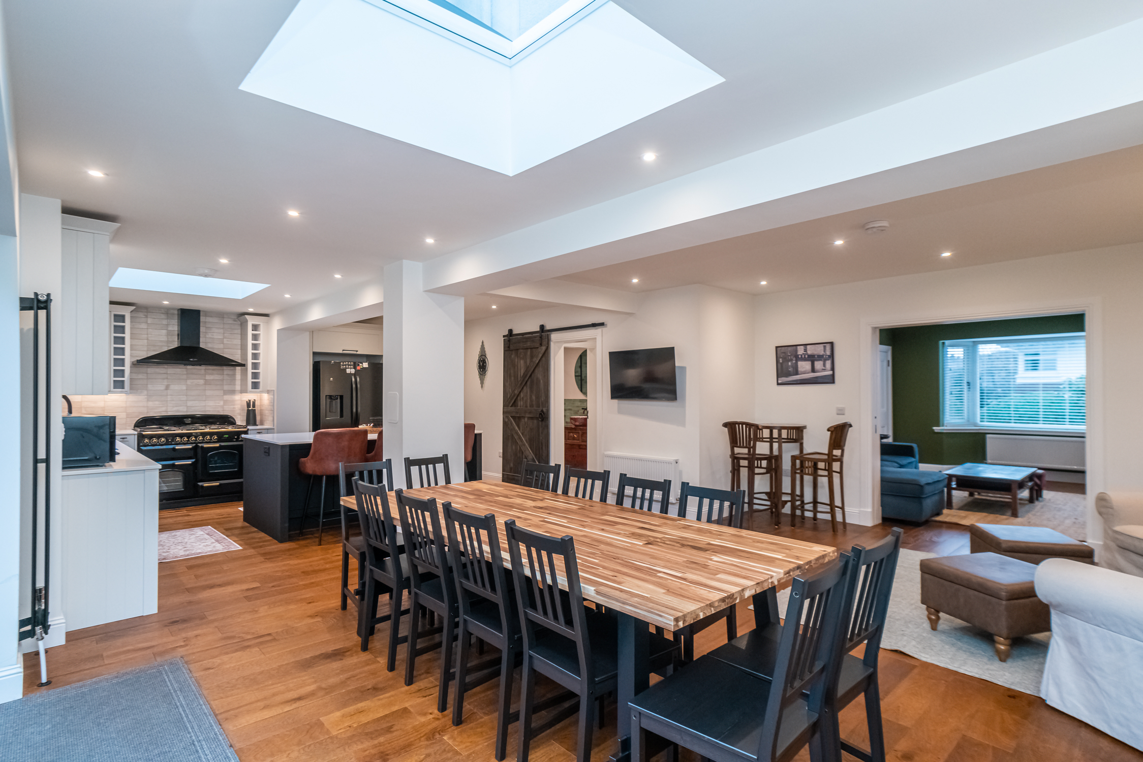Spacious 5-Bed Home with Garden & Parking - Pass the Keys in 41 Cammo Grove EH4 8HD - Property image 9 - VivreStays