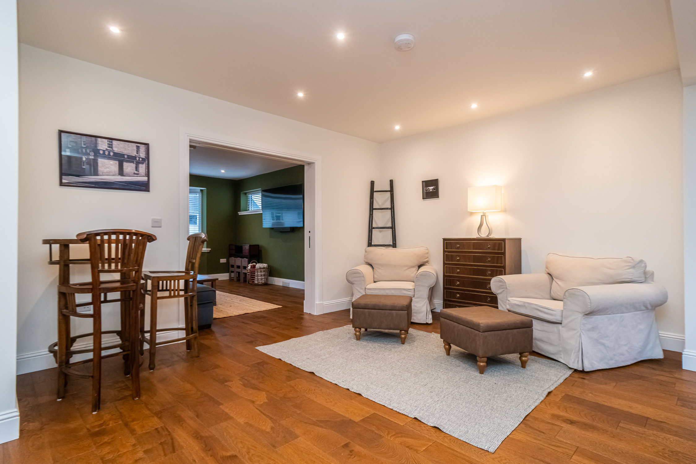 Spacious 5-Bed Home with Garden & Parking - Pass the Keys in 41 Cammo Grove EH4 8HD - Property image 10 - VivreStays