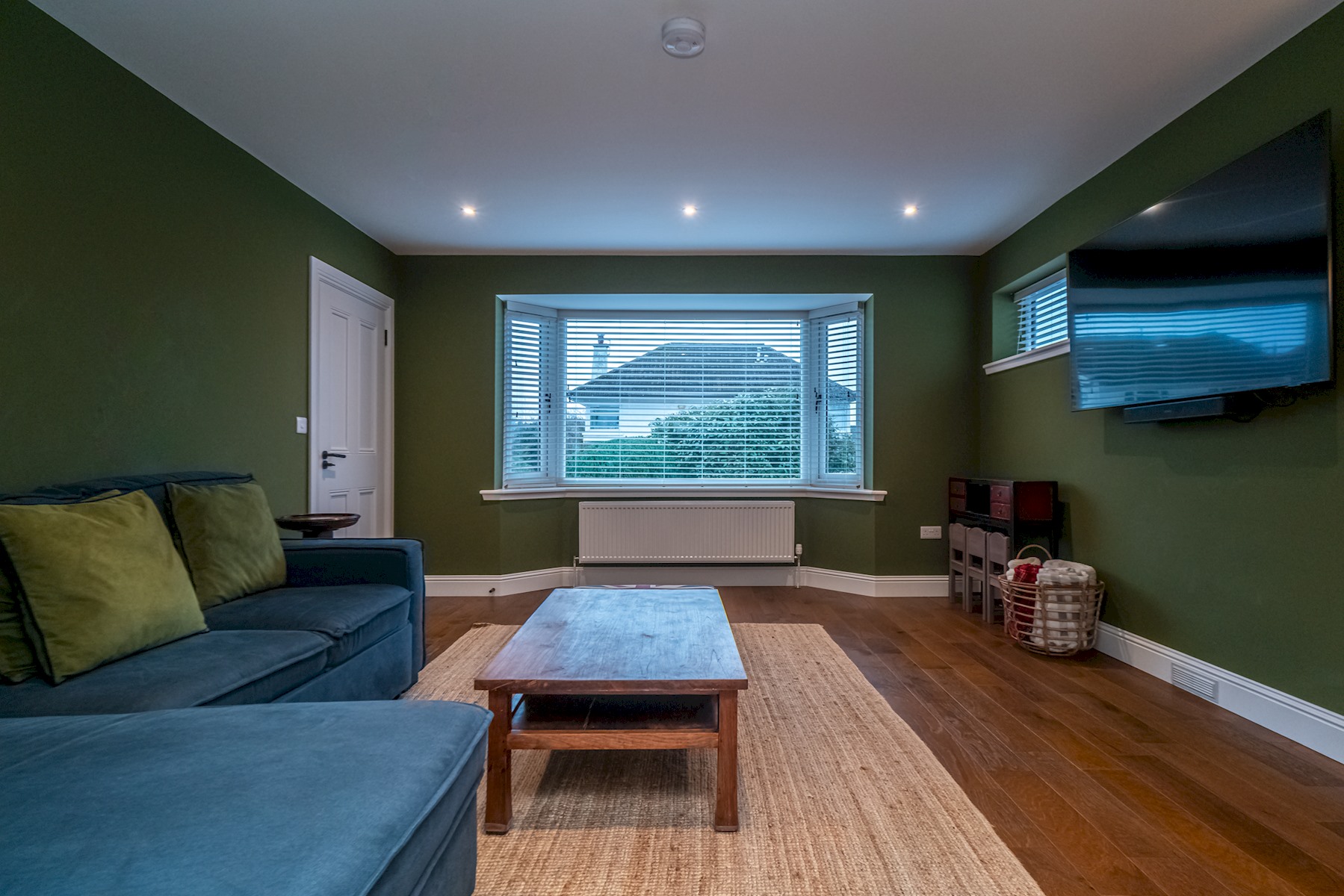 Spacious 5-Bed Home with Garden & Parking - Pass the Keys in 41 Cammo Grove EH4 8HD - Property image 11 - VivreStays
