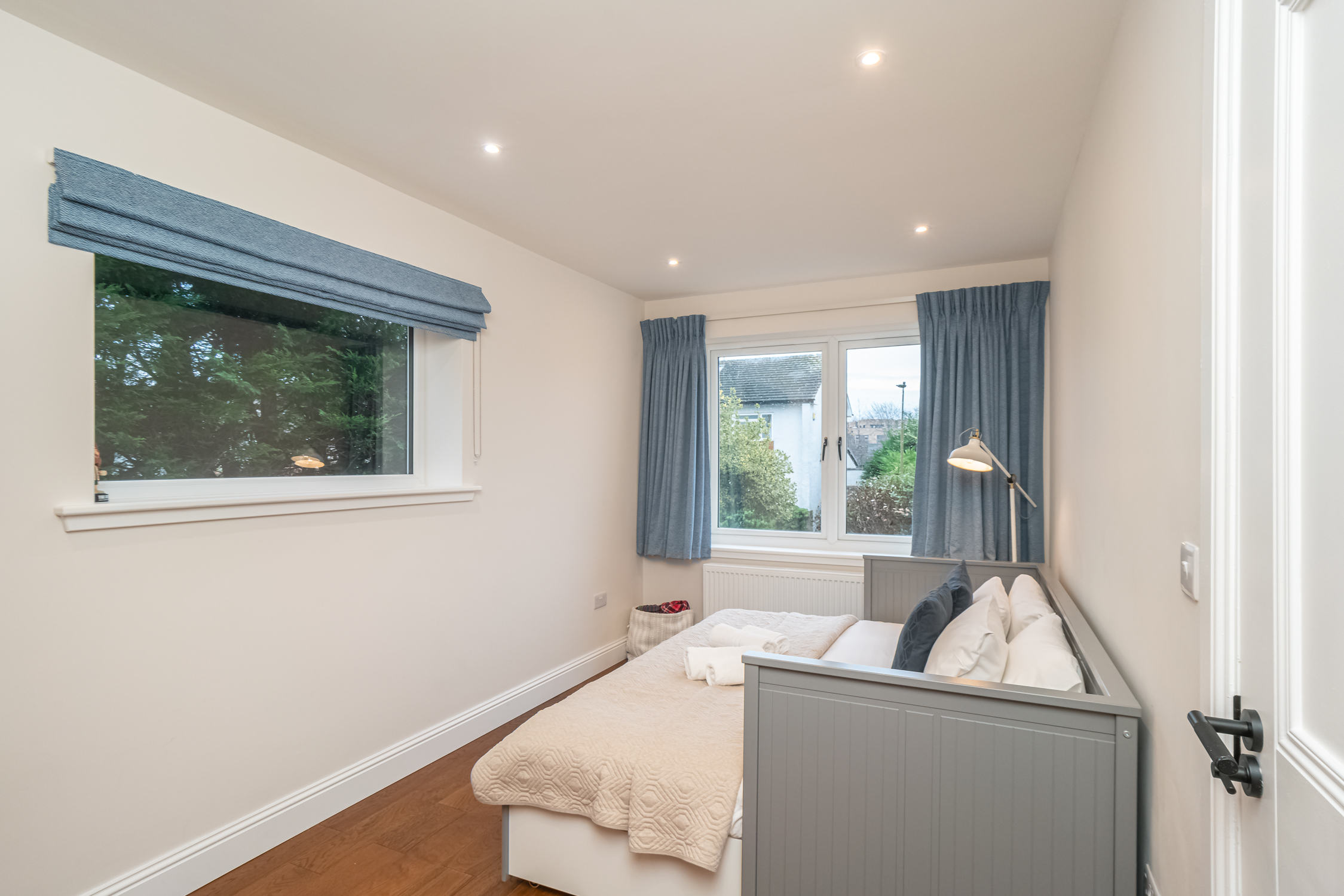 Spacious 5-Bed Home with Garden & Parking - Pass the Keys in 41 Cammo Grove EH4 8HD - Property image 16 - VivreStays