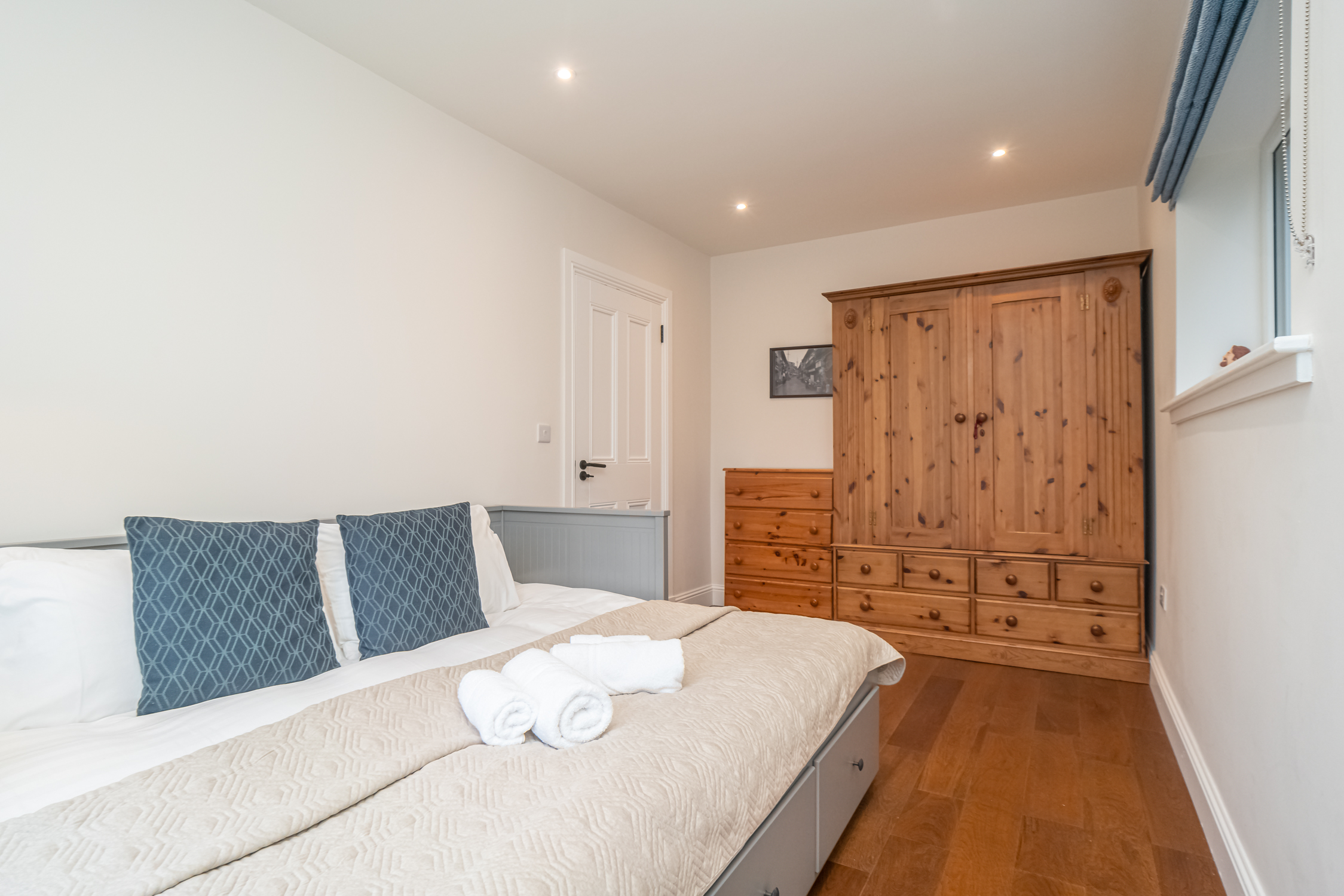Spacious 5-Bed Home with Garden & Parking - Pass the Keys in 41 Cammo Grove EH4 8HD - Property image 17 - VivreStays