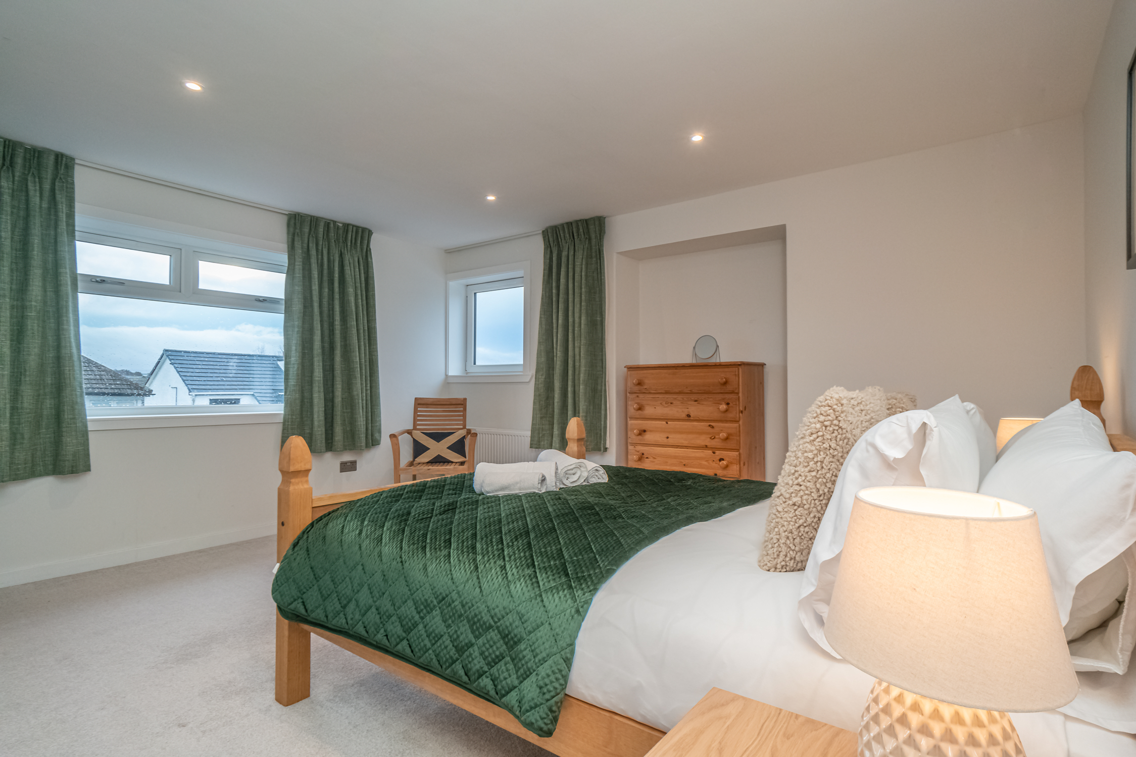 Spacious 5-Bed Home with Garden & Parking - Pass the Keys in 41 Cammo Grove EH4 8HD - Property image 19 - VivreStays