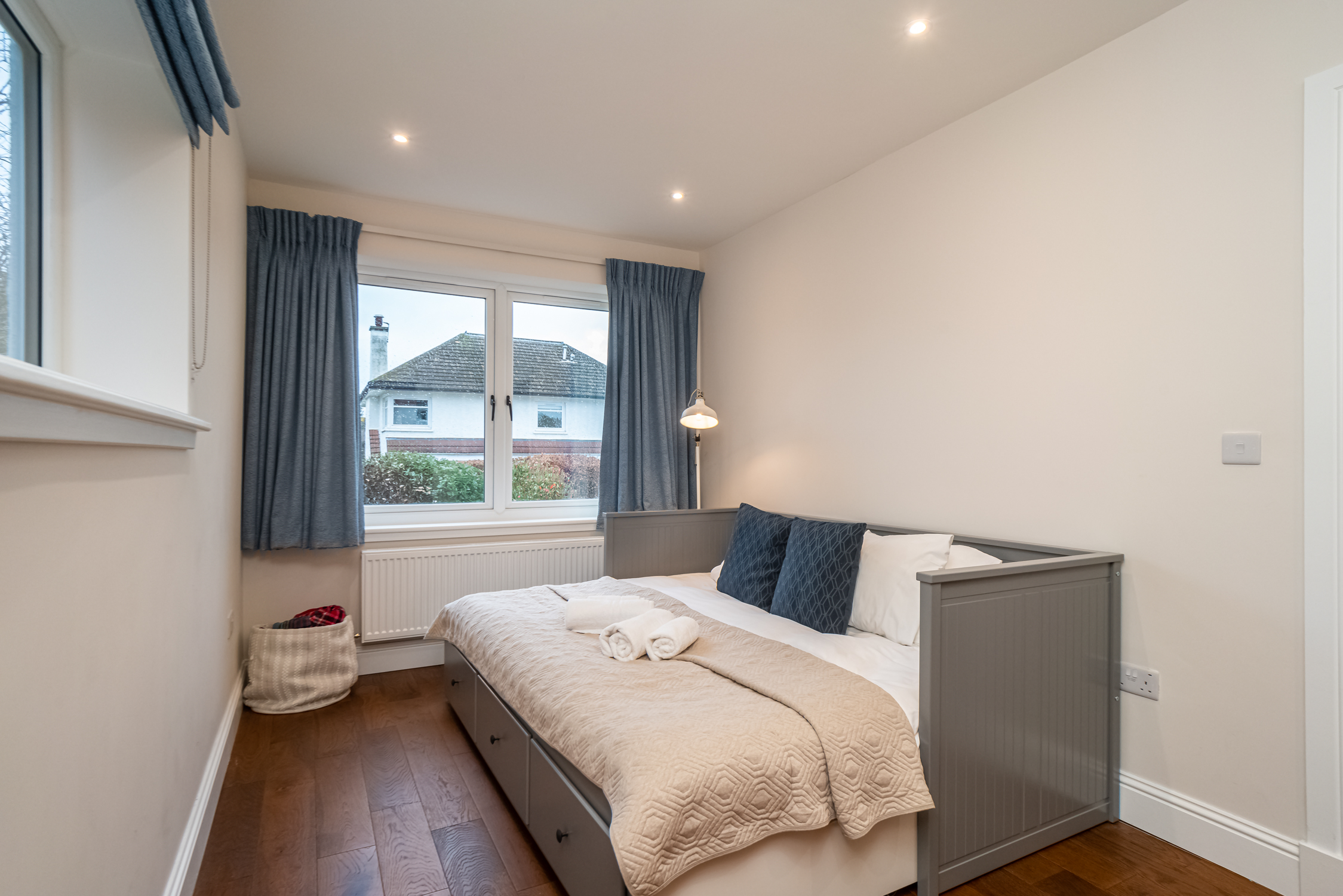 Spacious 5-Bed Home with Garden & Parking - Pass the Keys in 41 Cammo Grove EH4 8HD - Property image 22 - VivreStays