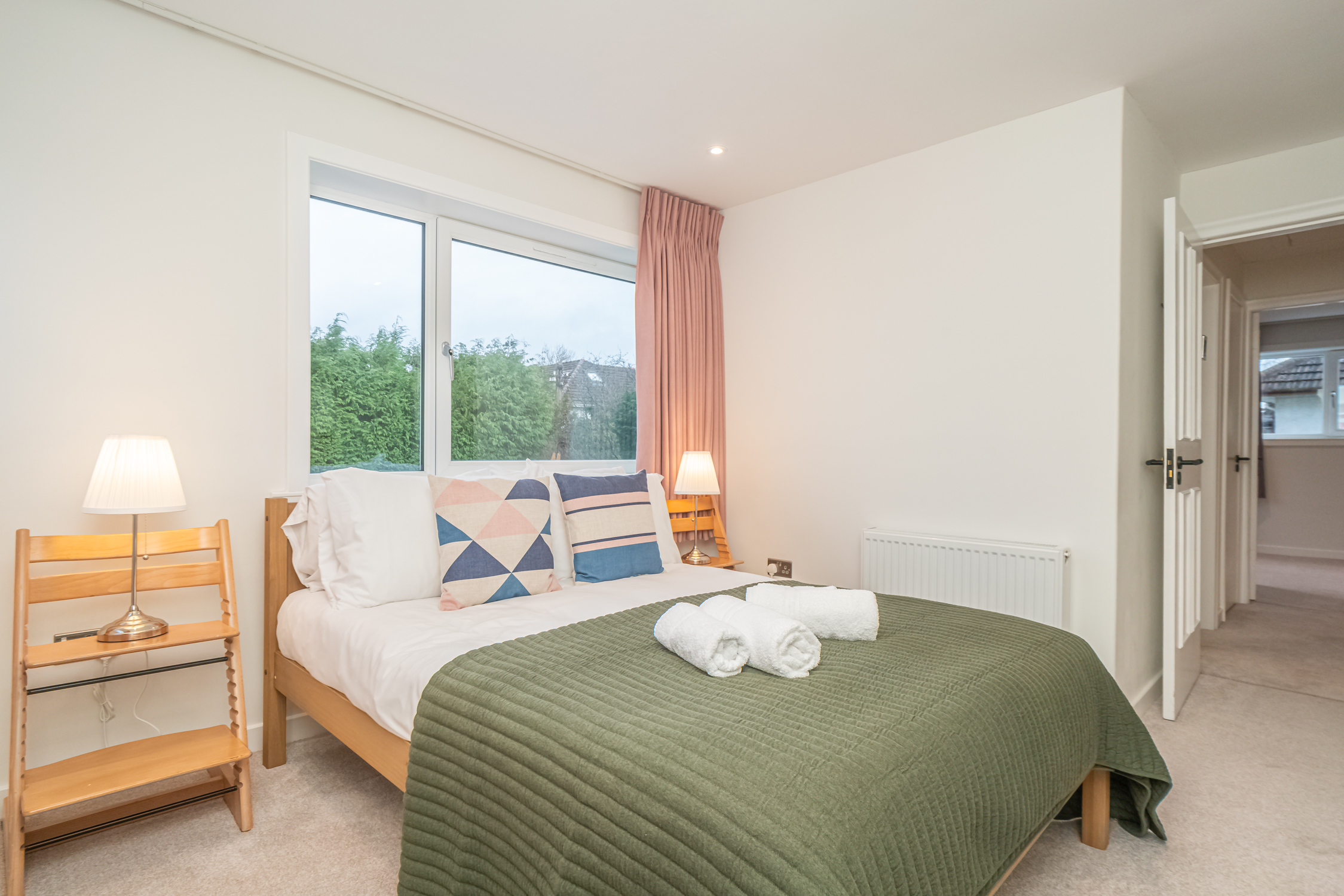Spacious 5-Bed Home with Garden & Parking - Pass the Keys in 41 Cammo Grove EH4 8HD - Property image 24 - VivreStays