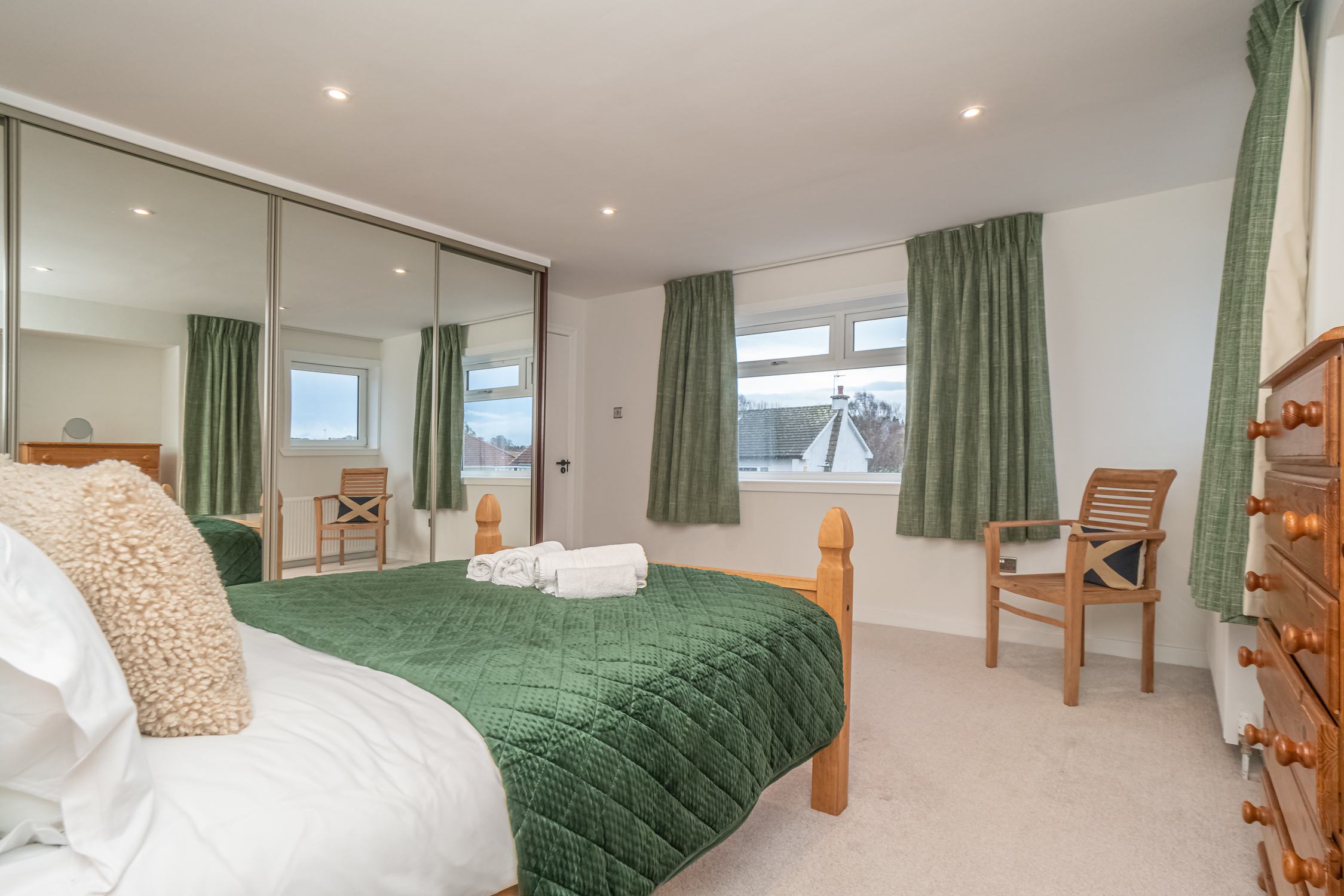 Spacious 5-Bed Home with Garden & Parking - Pass the Keys in 41 Cammo Grove EH4 8HD - Property image 26 - VivreStays